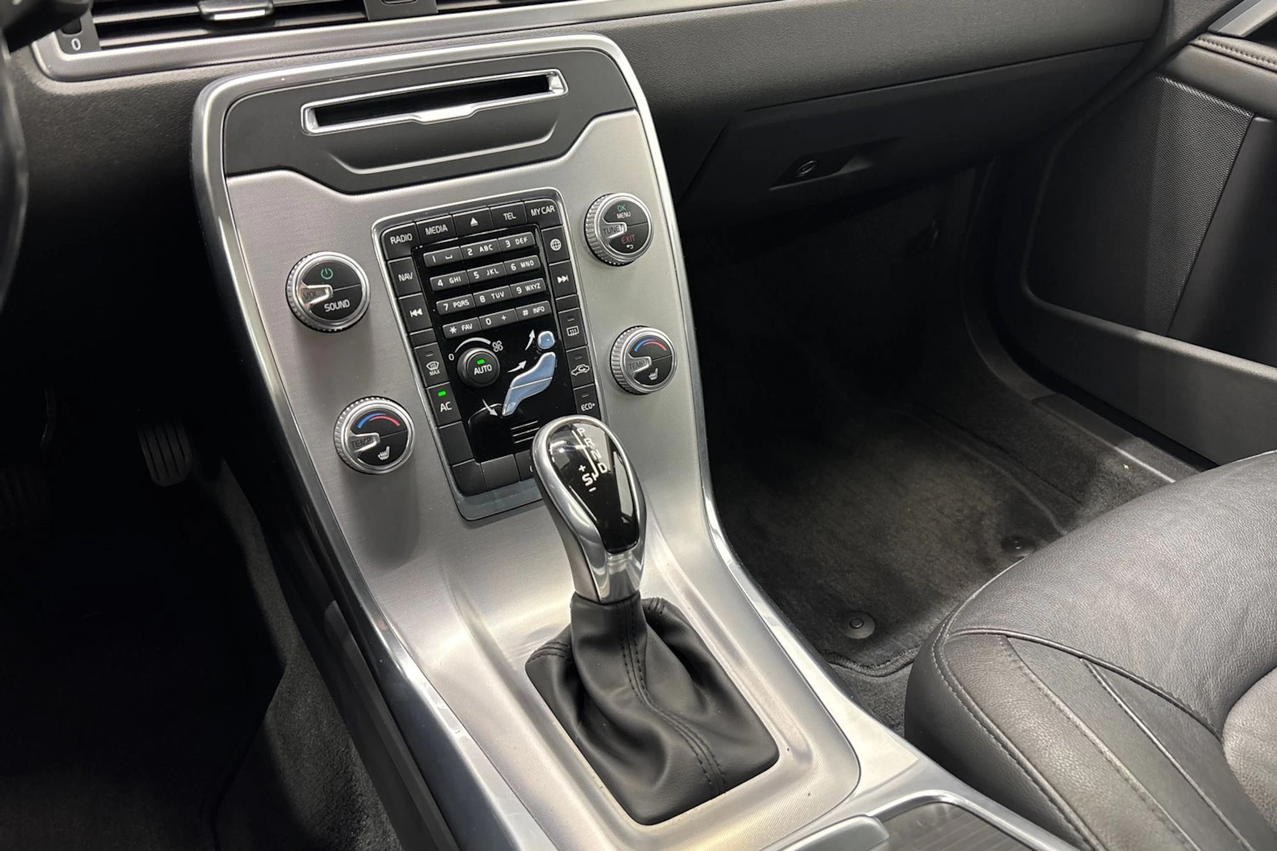 musta Volvo V70 2015 kuva 15.