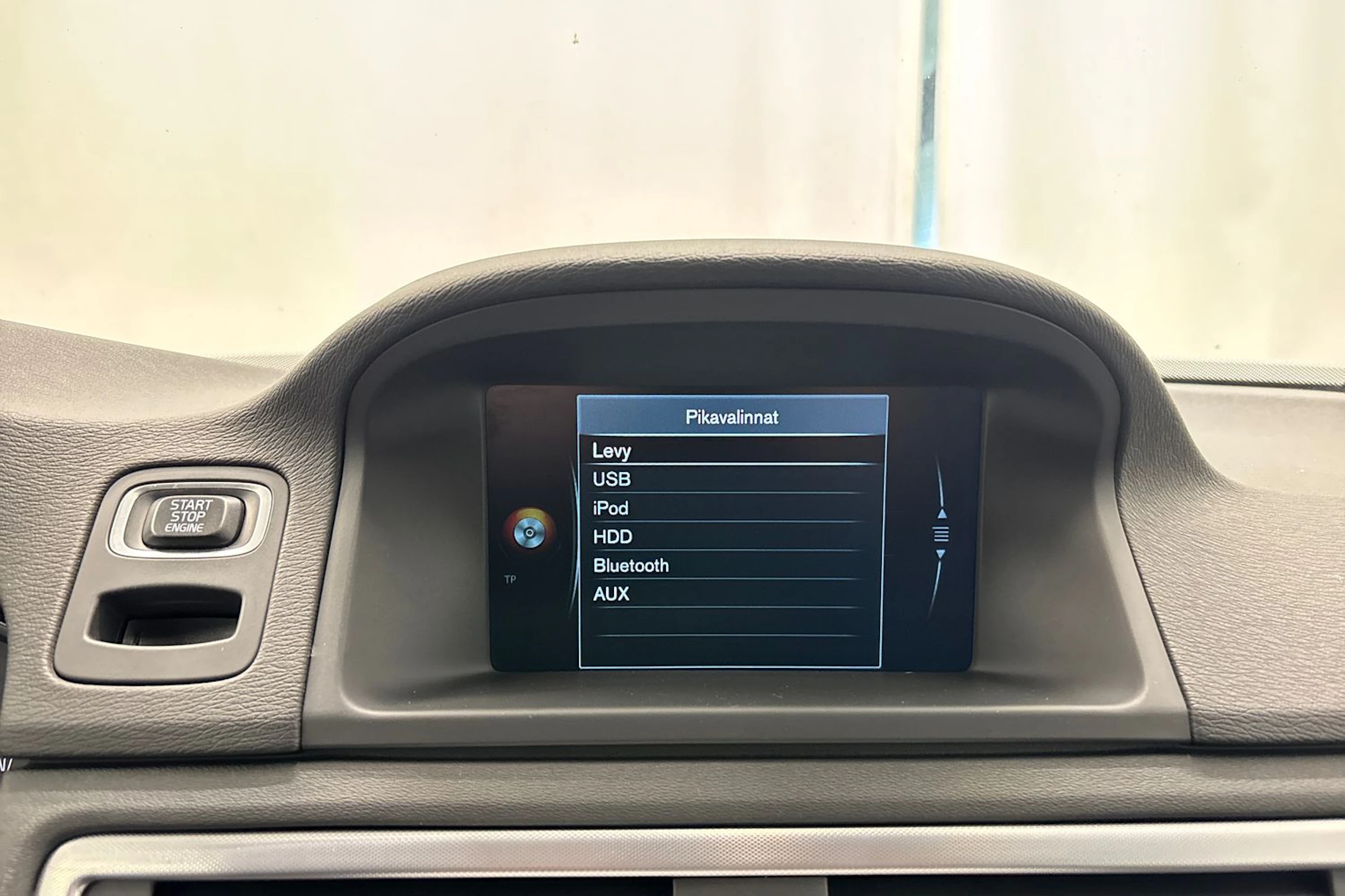 musta Volvo V70 2015 kuva 19.