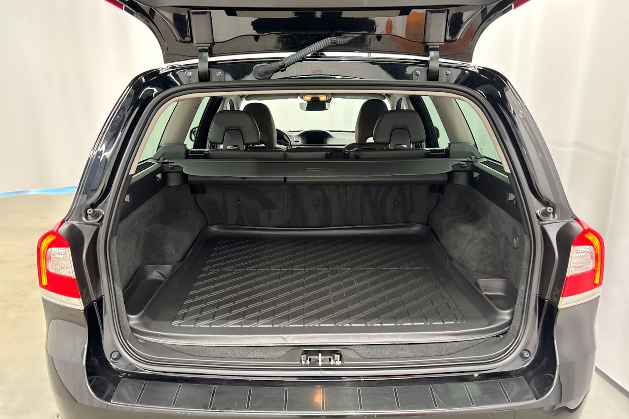musta Volvo V70 2015 kuva 22.