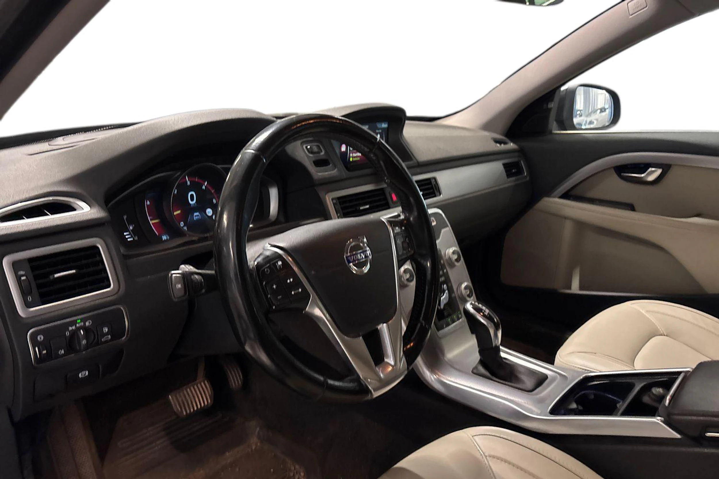 harmaa Volvo V70 2015 kuva 3.