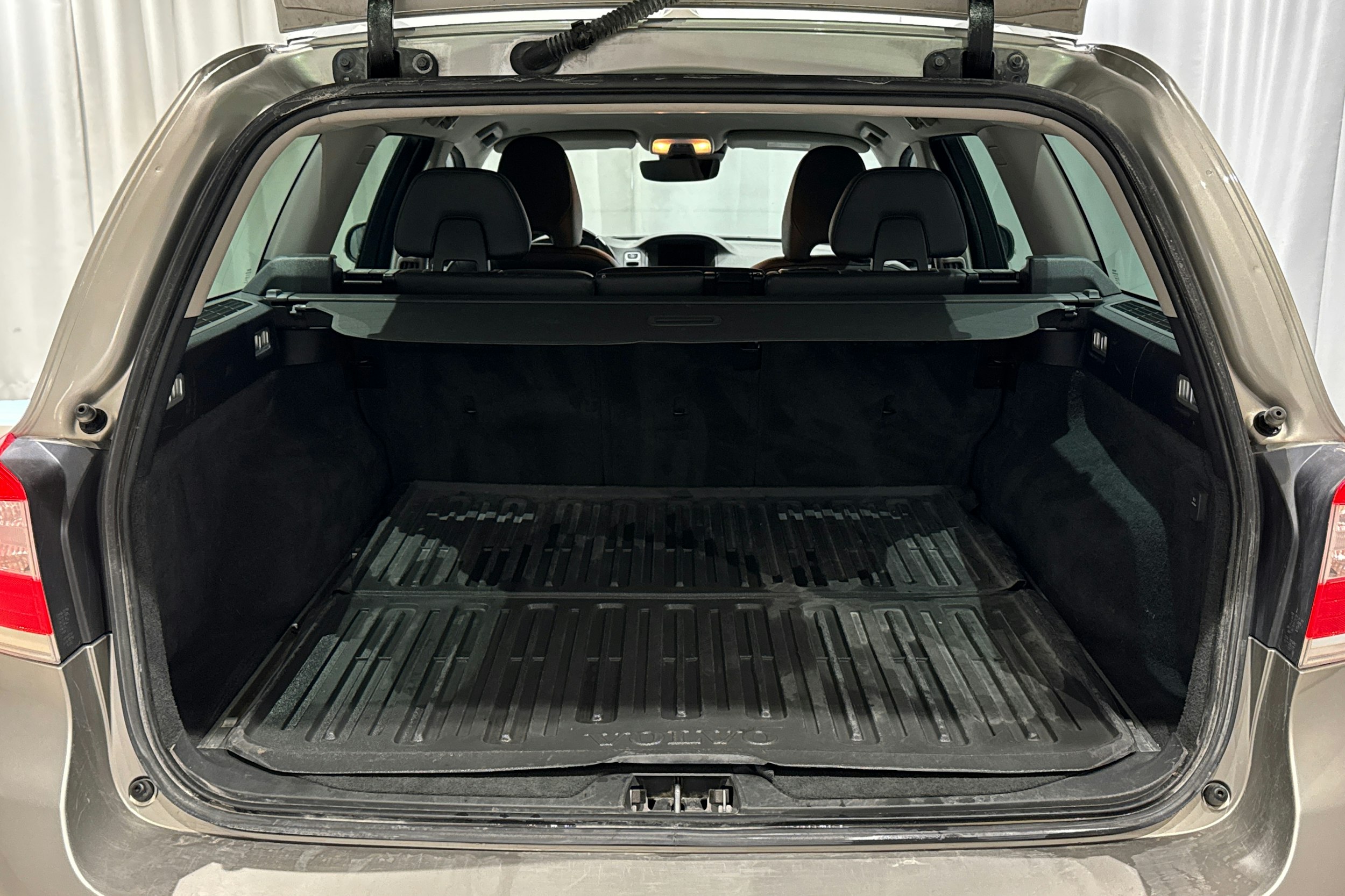 ruskea (beige) Volvo V70 2015 kuva 14.