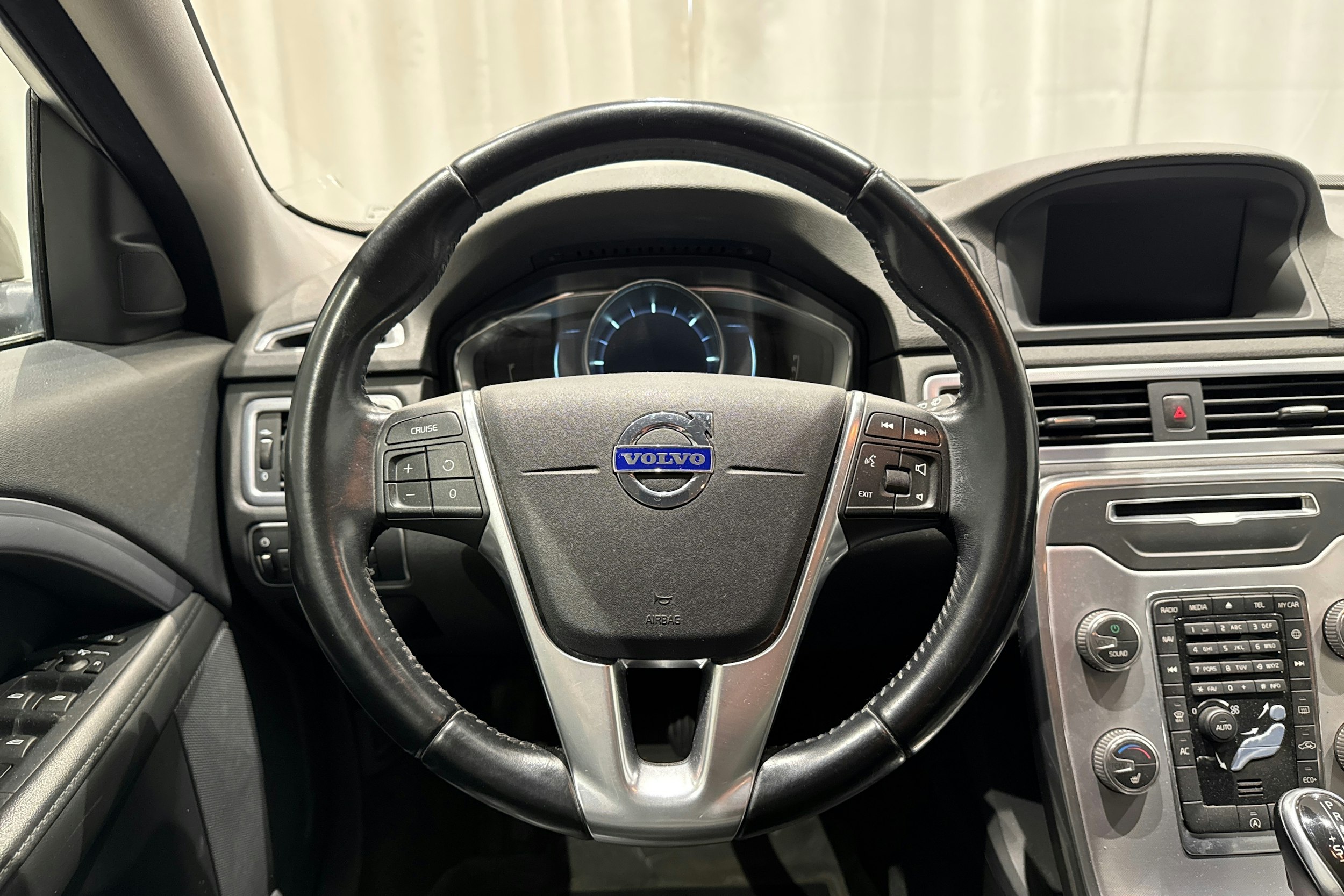 ruskea (beige) Volvo V70 2015 kuva 16.