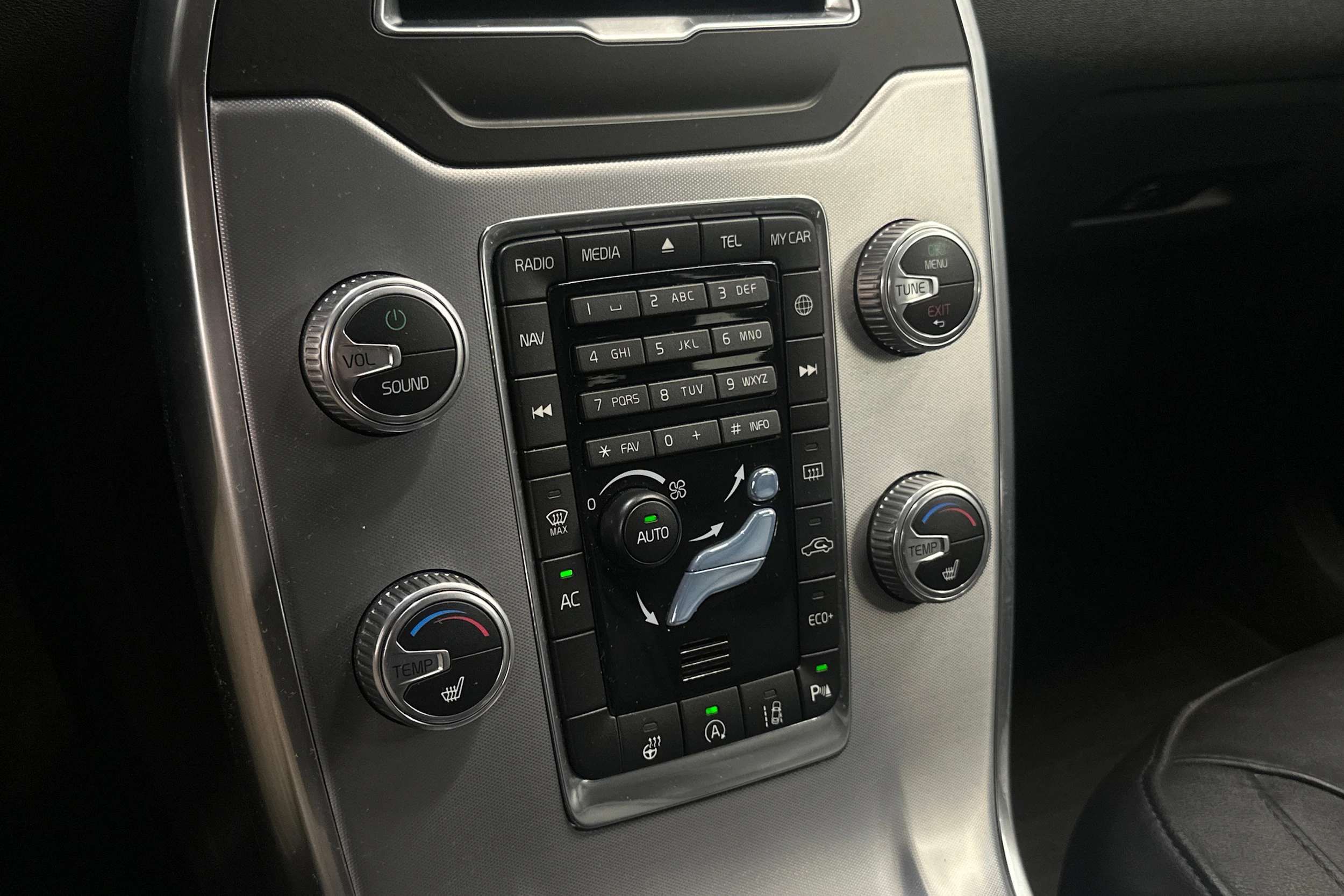 Sininen Volvo V70 2016 kuva 17.