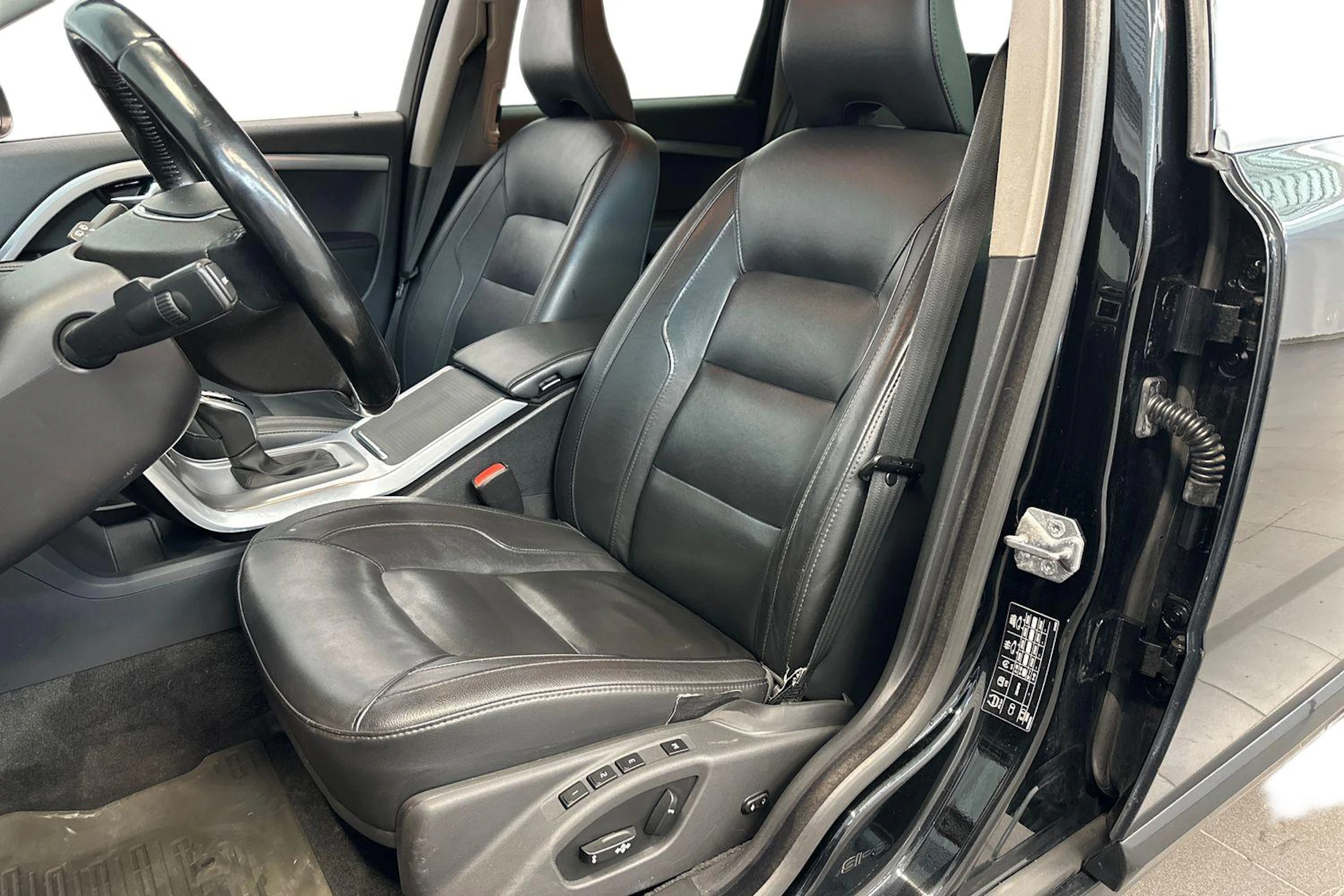 musta Volvo V70 2015 kuva 7.