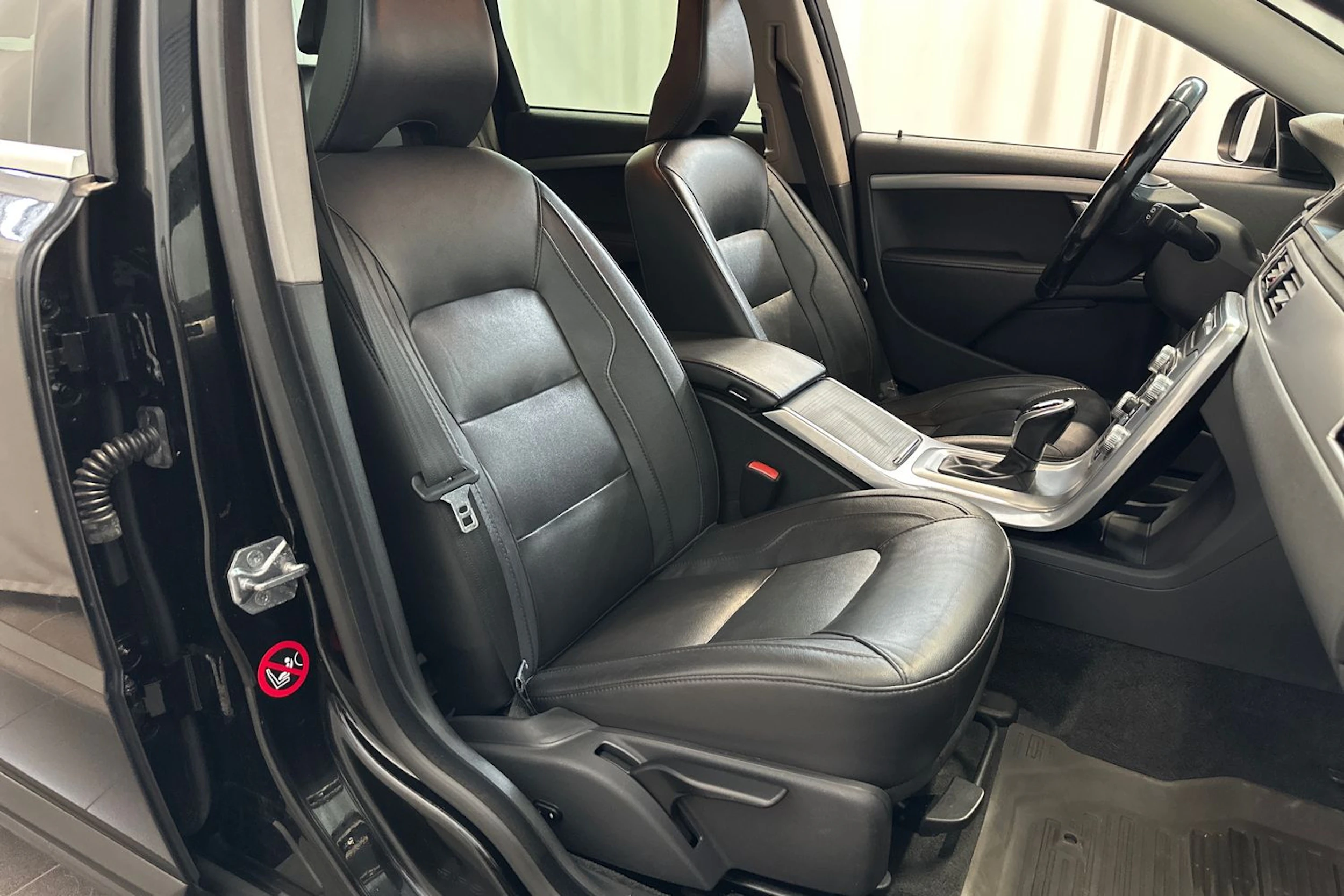 musta Volvo V70 2015 kuva 11.