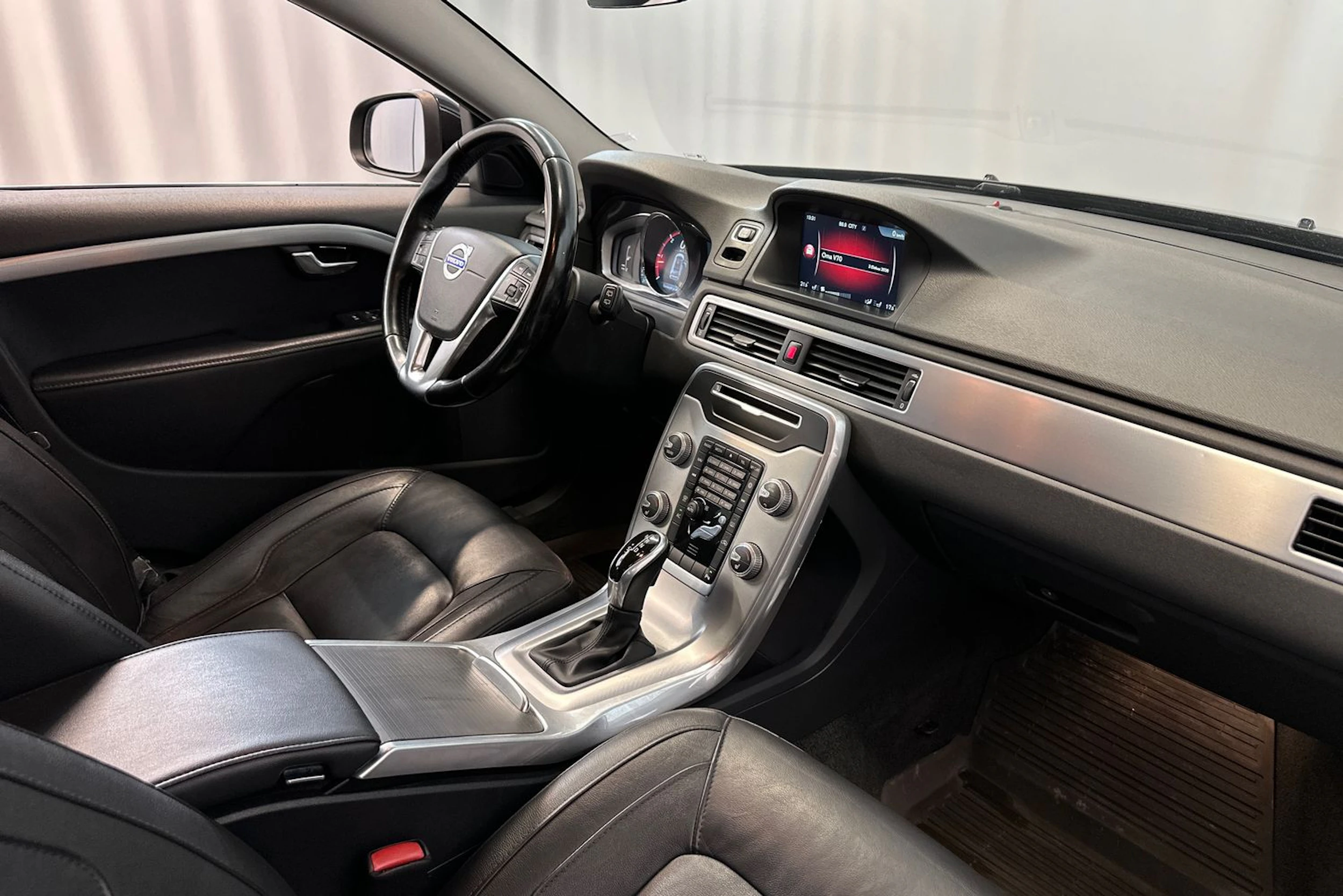 musta Volvo V70 2015 kuva 12.