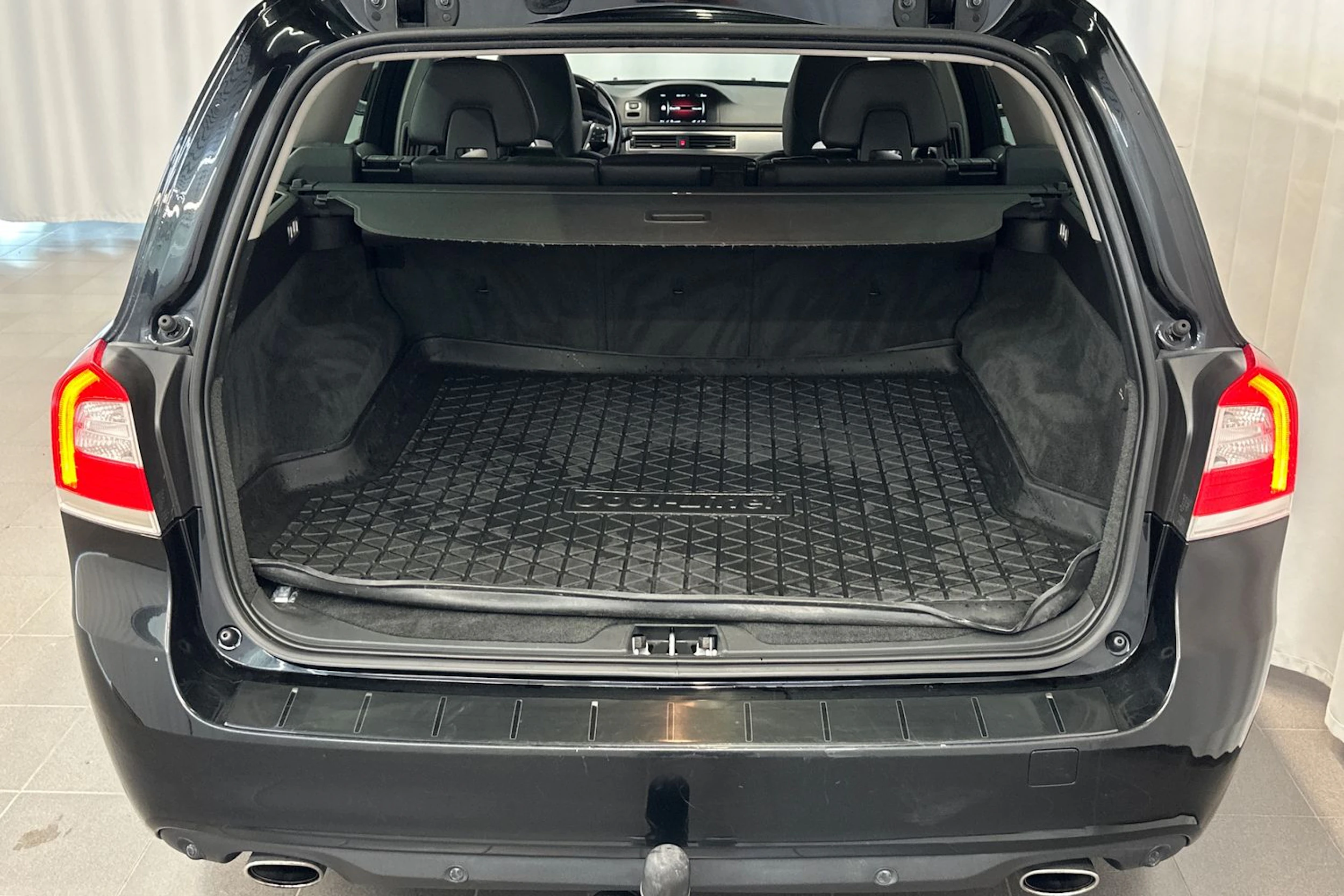 musta Volvo V70 2015 kuva 13.