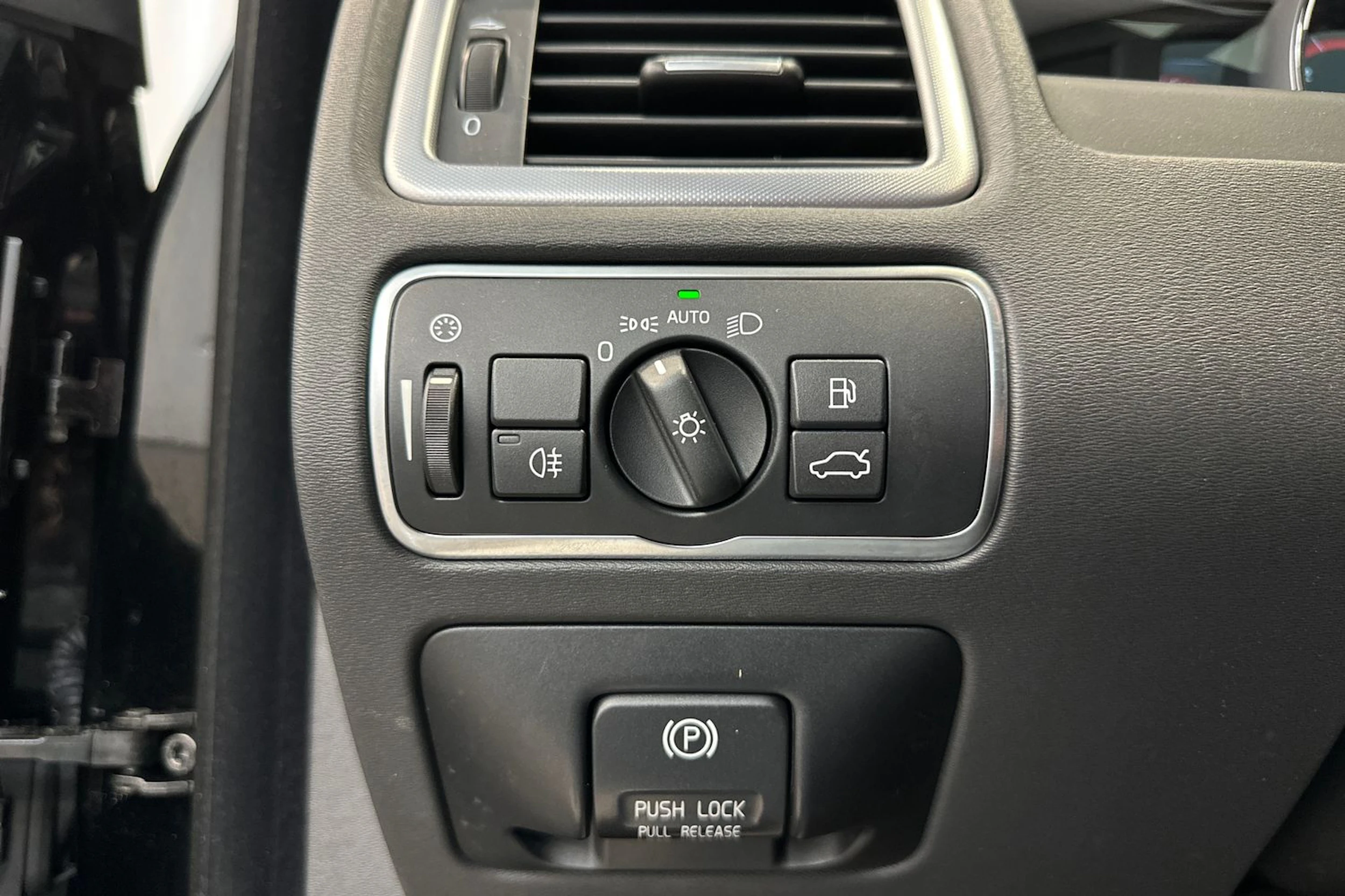 musta Volvo V70 2015 kuva 17.