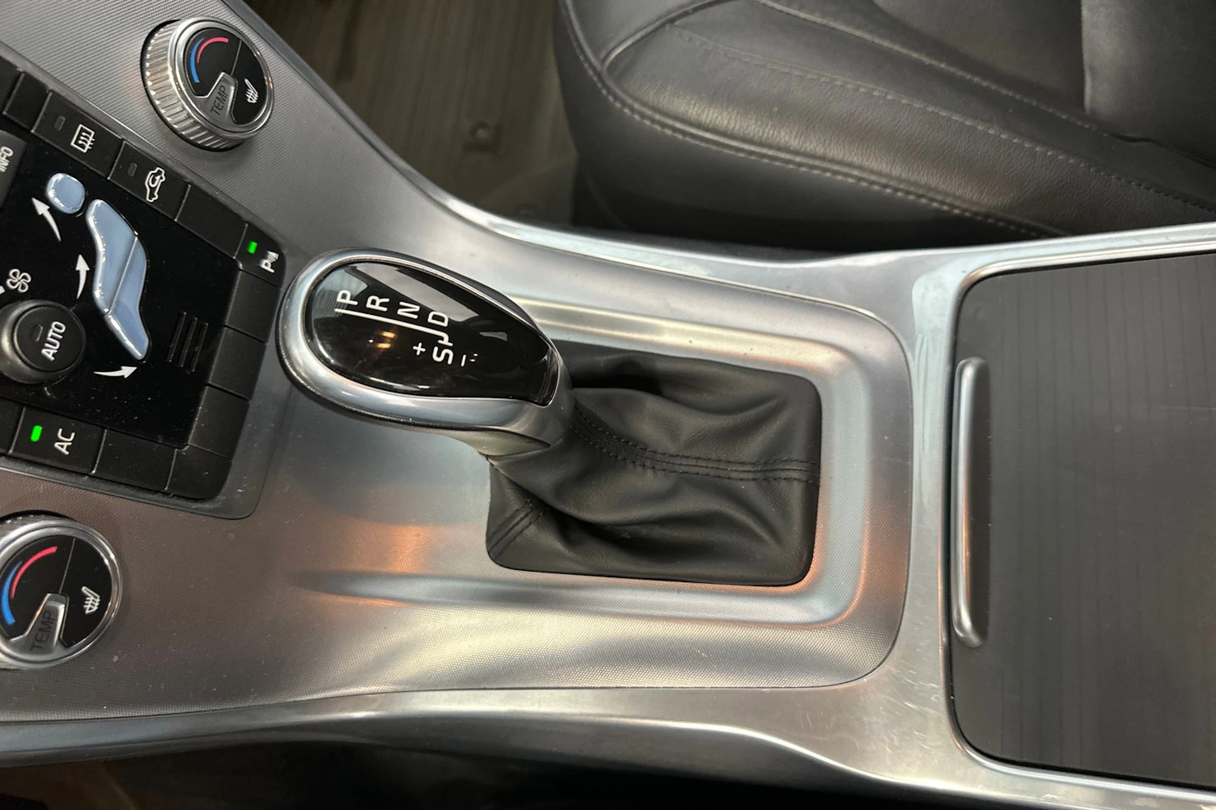 musta Volvo V70 2015 kuva 21.