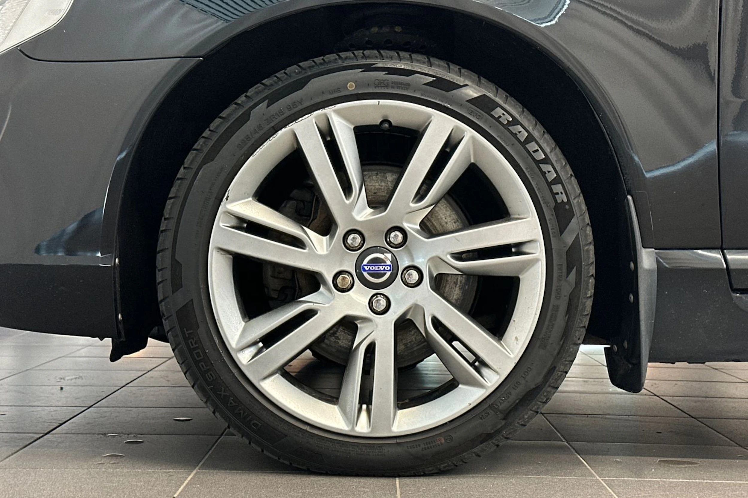 musta Volvo V70 2015 kuva 25.
