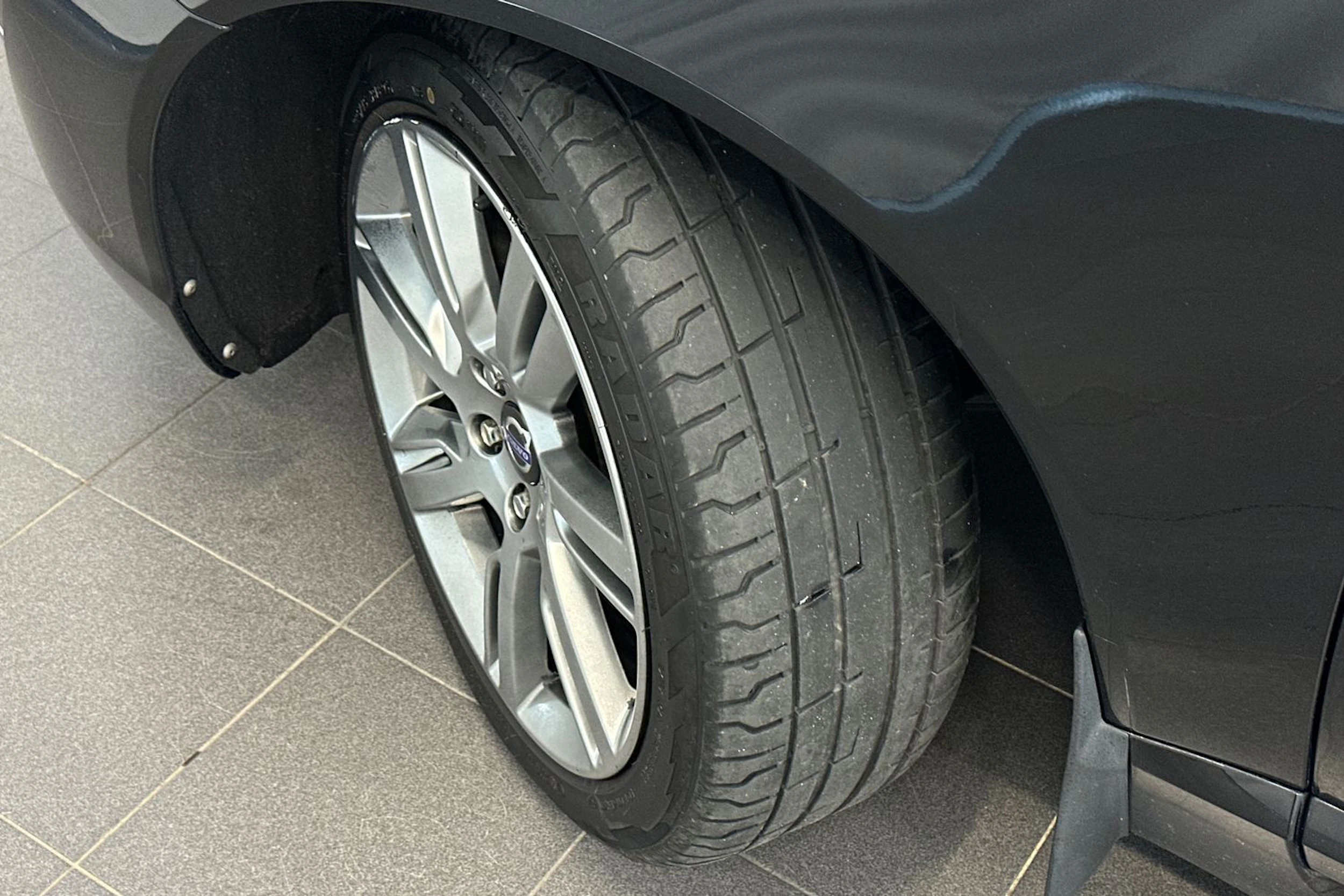 musta Volvo V70 2015 kuva 26.