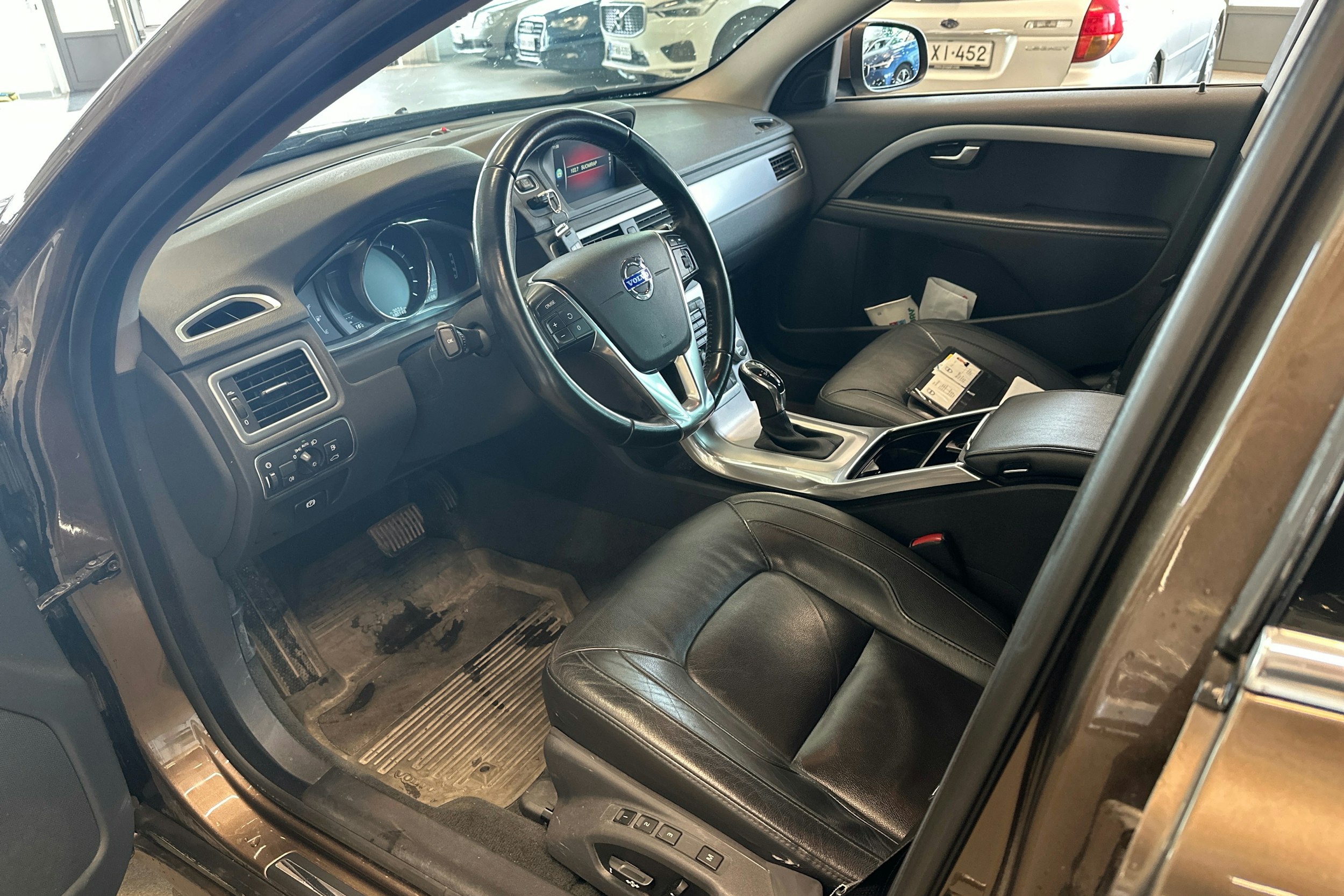 Ruskea (beige) Volvo V70 2015 kuva 3.