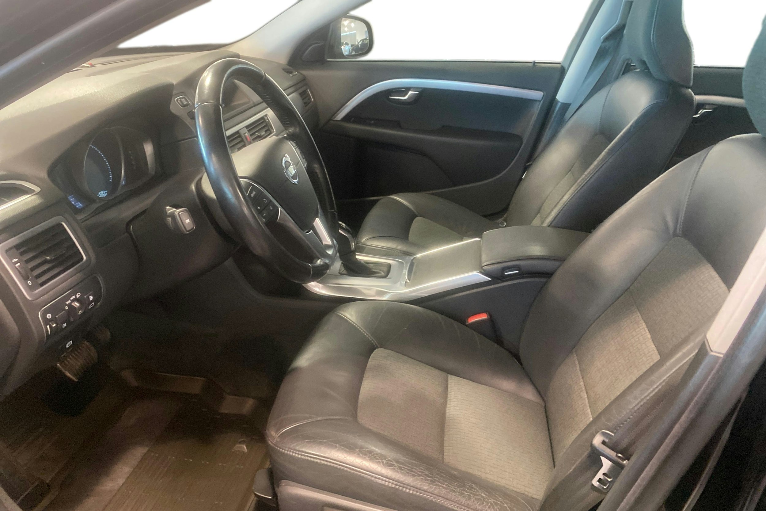 Musta Volvo V70 2015 kuva 7.