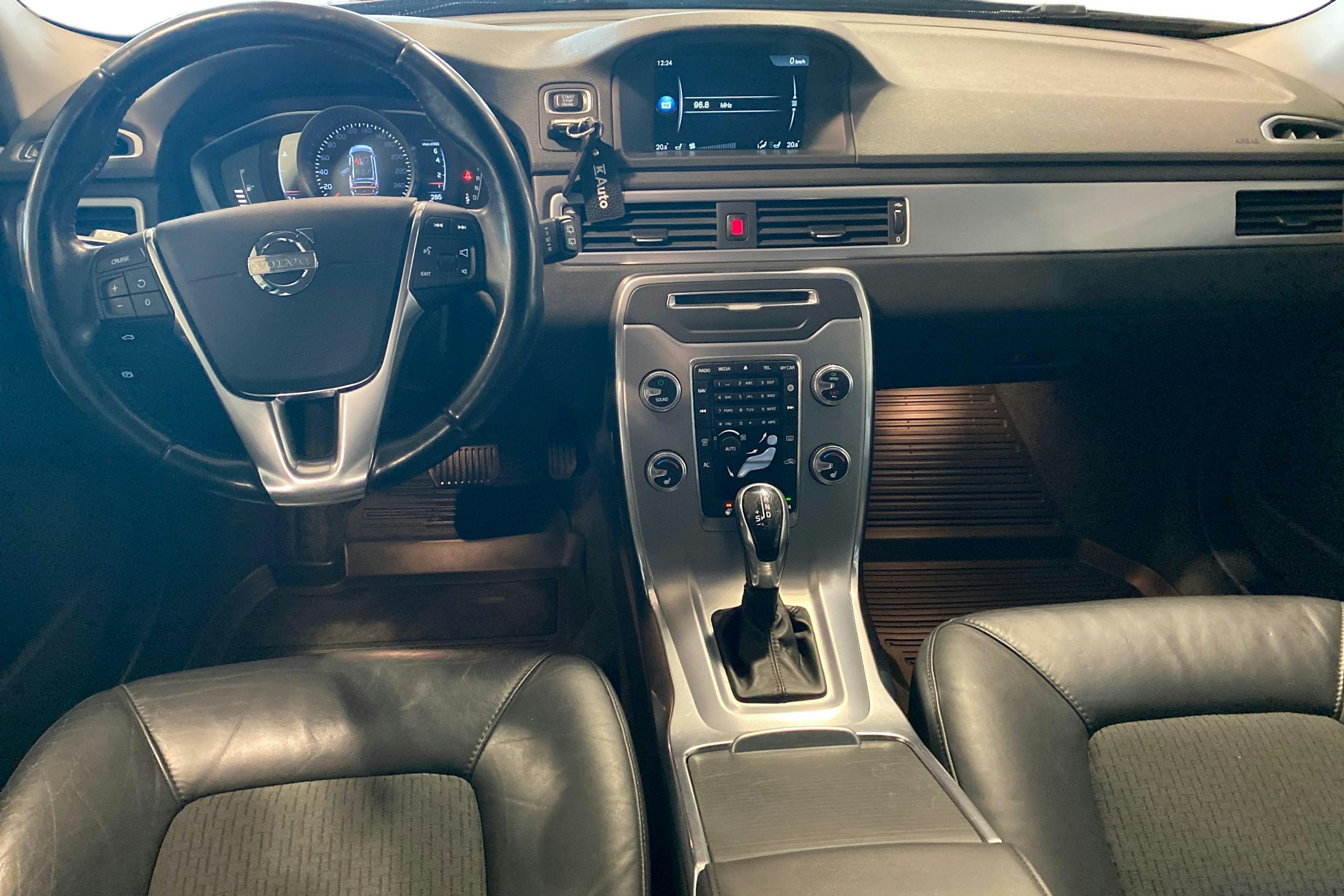 Musta Volvo V70 2015 kuva 9.