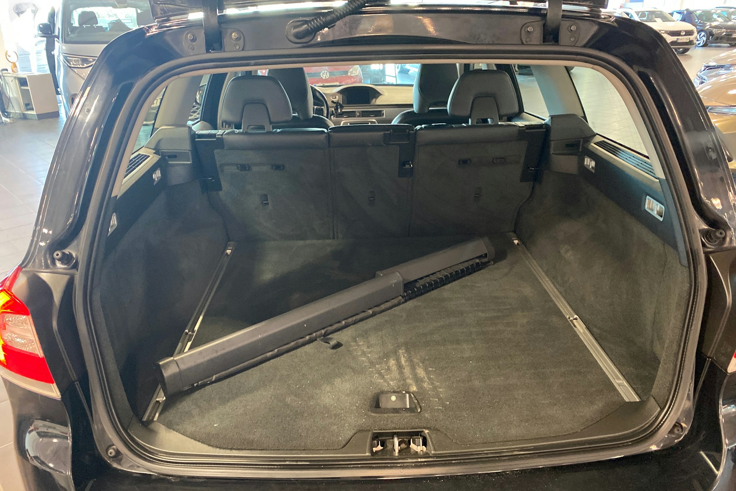 Musta Volvo V70 2015 kuva 14.