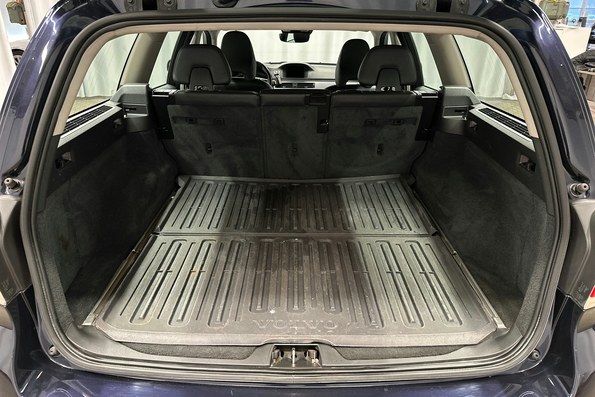 sininen Volvo V70 2016 kuva 14.