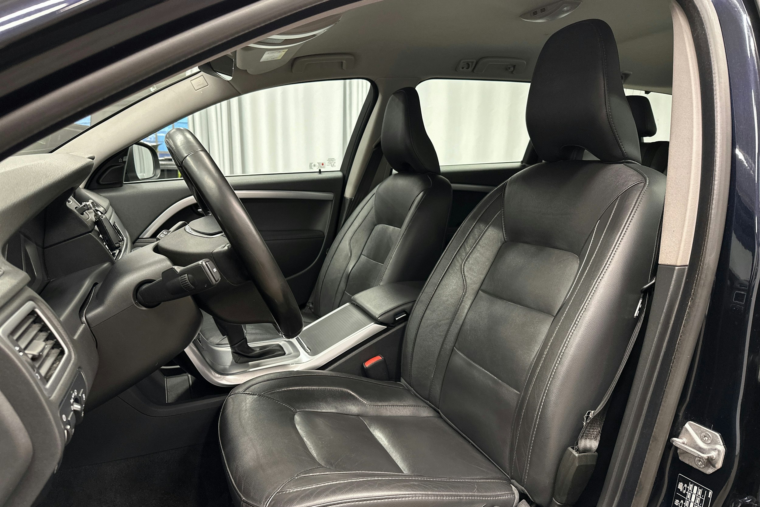 sininen Volvo V70 2016 kuva 17.