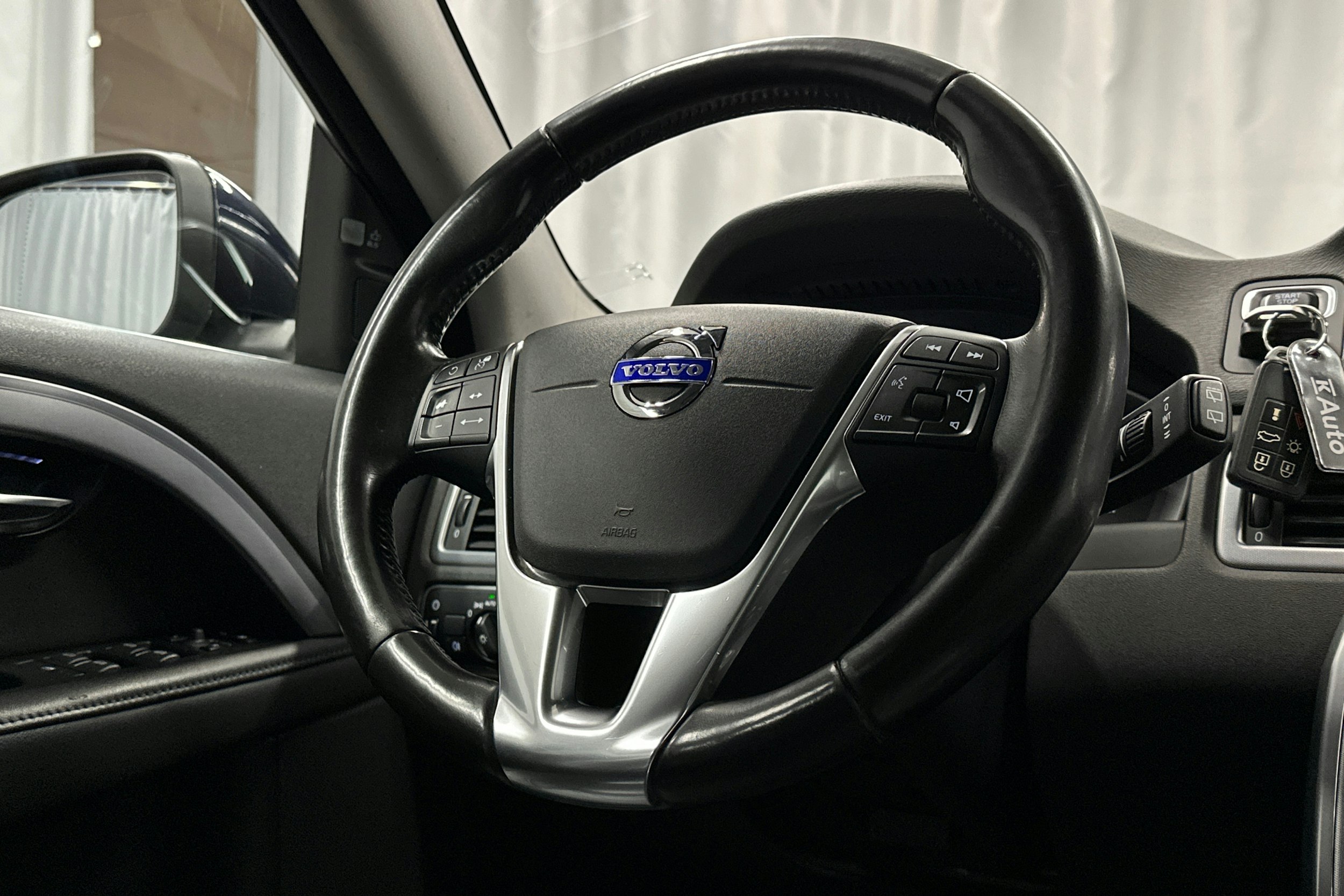 sininen Volvo V70 2016 kuva 19.