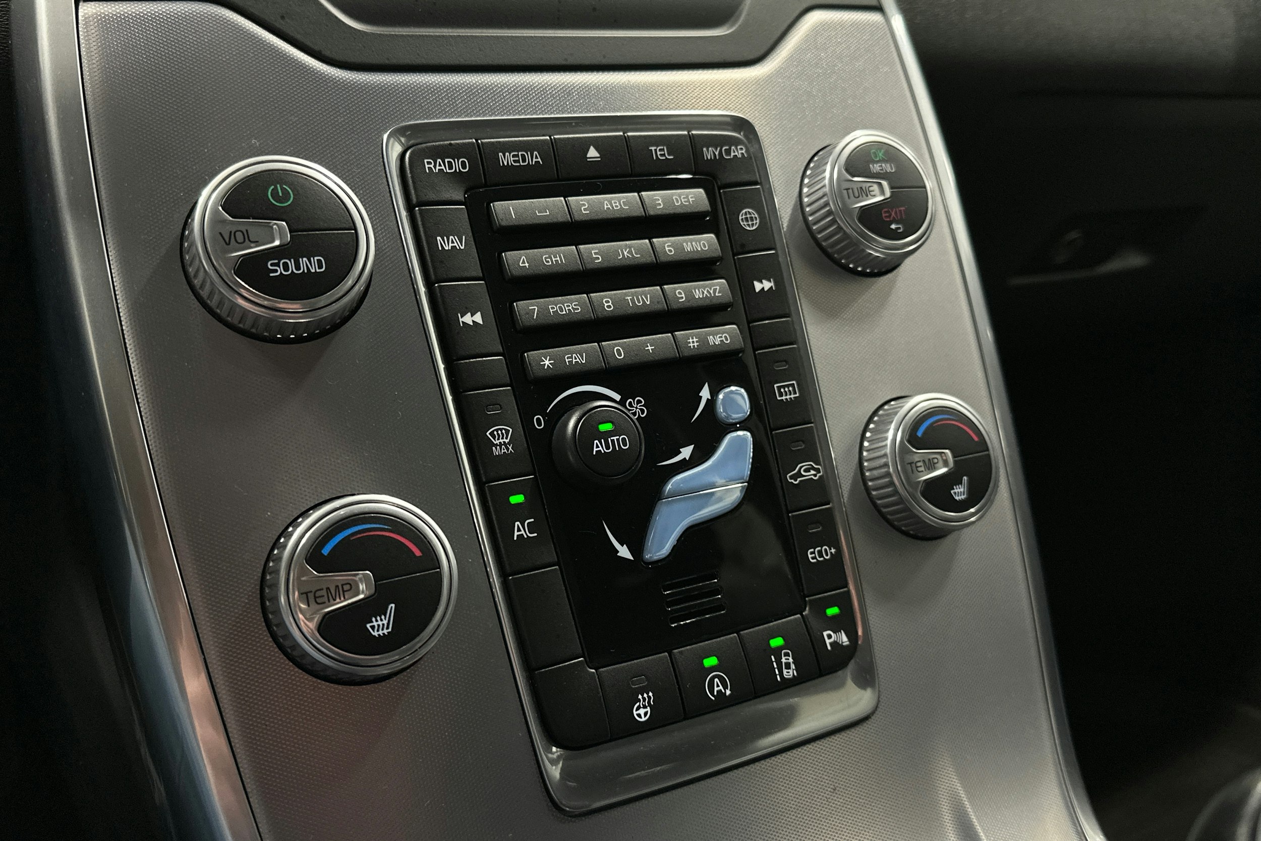 sininen Volvo V70 2016 kuva 26.