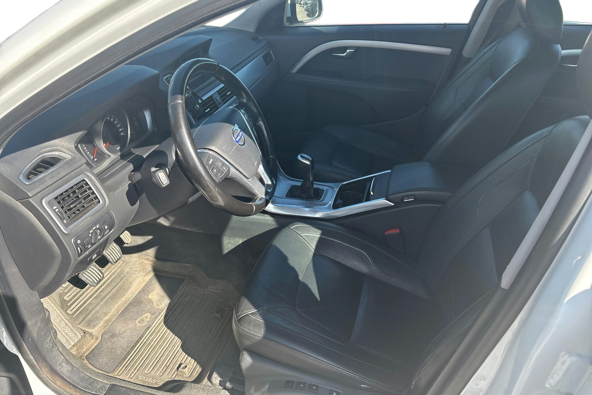valkoinen Volvo V70 2016 kuva 3.