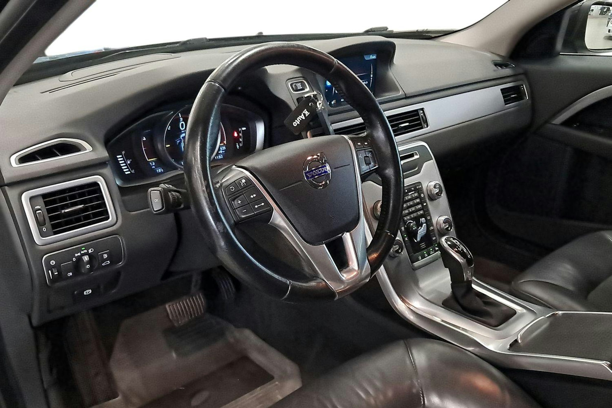 musta Volvo V70 2016 kuva 7.