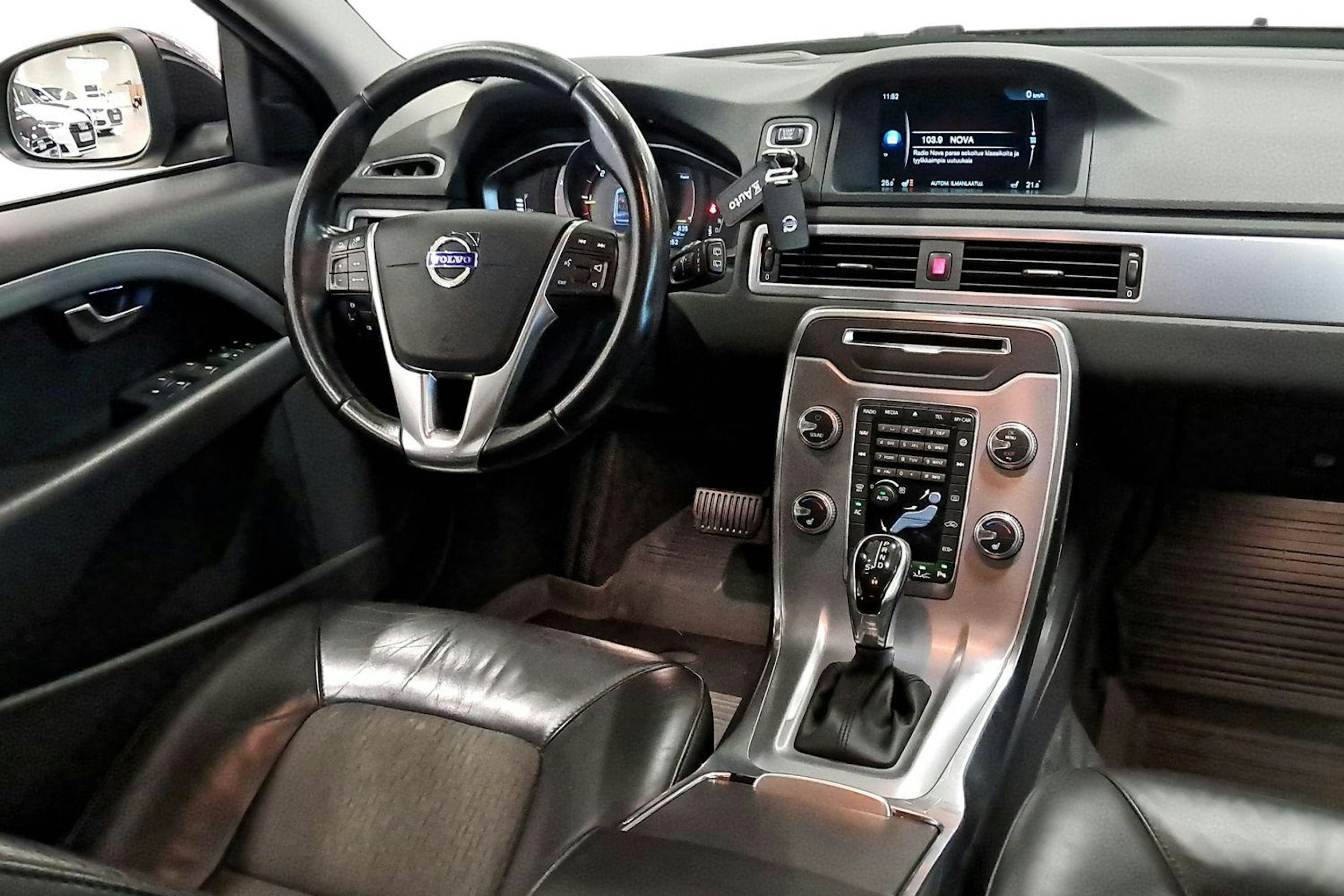 musta Volvo V70 2016 kuva 9.