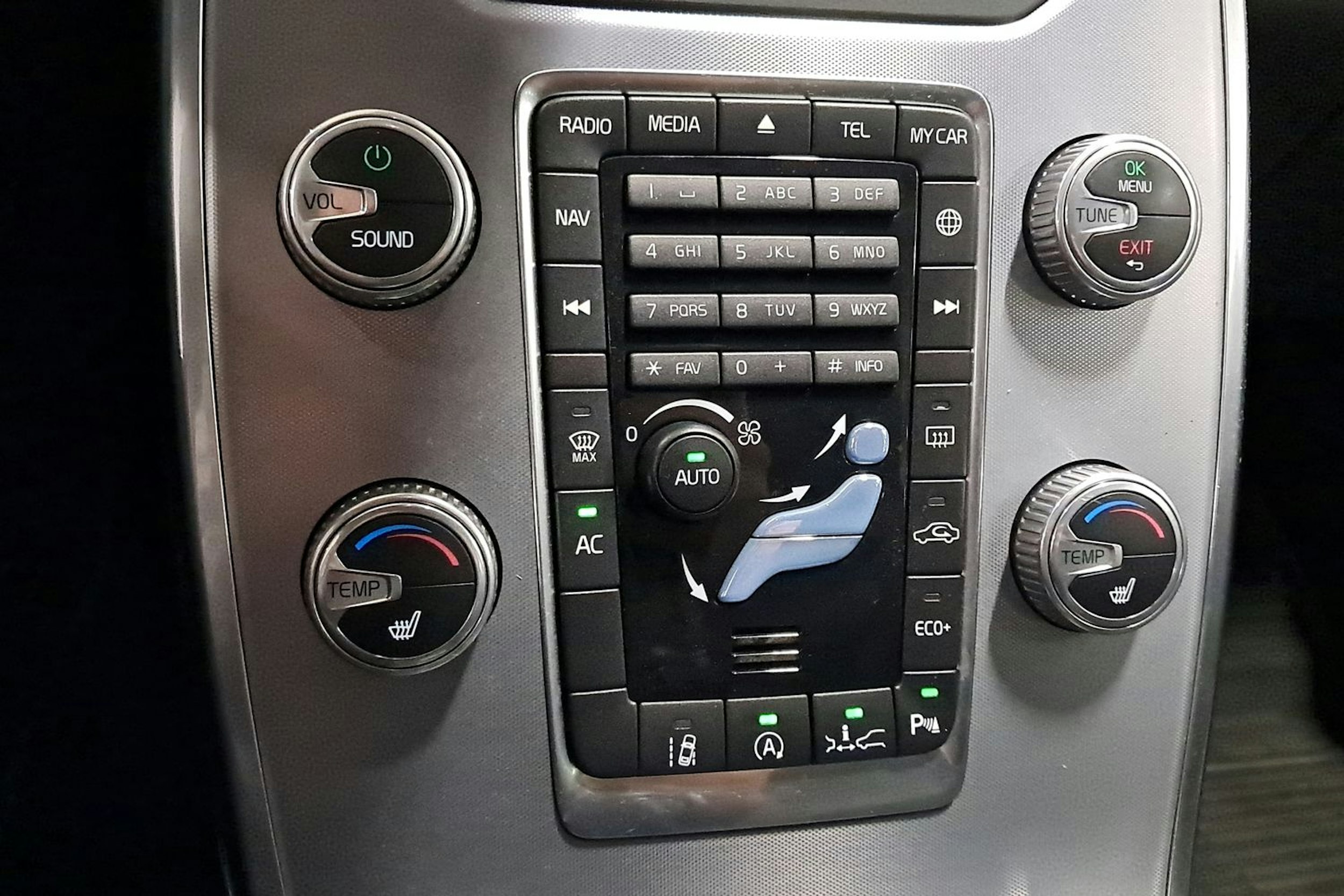 musta Volvo V70 2016 kuva 27.