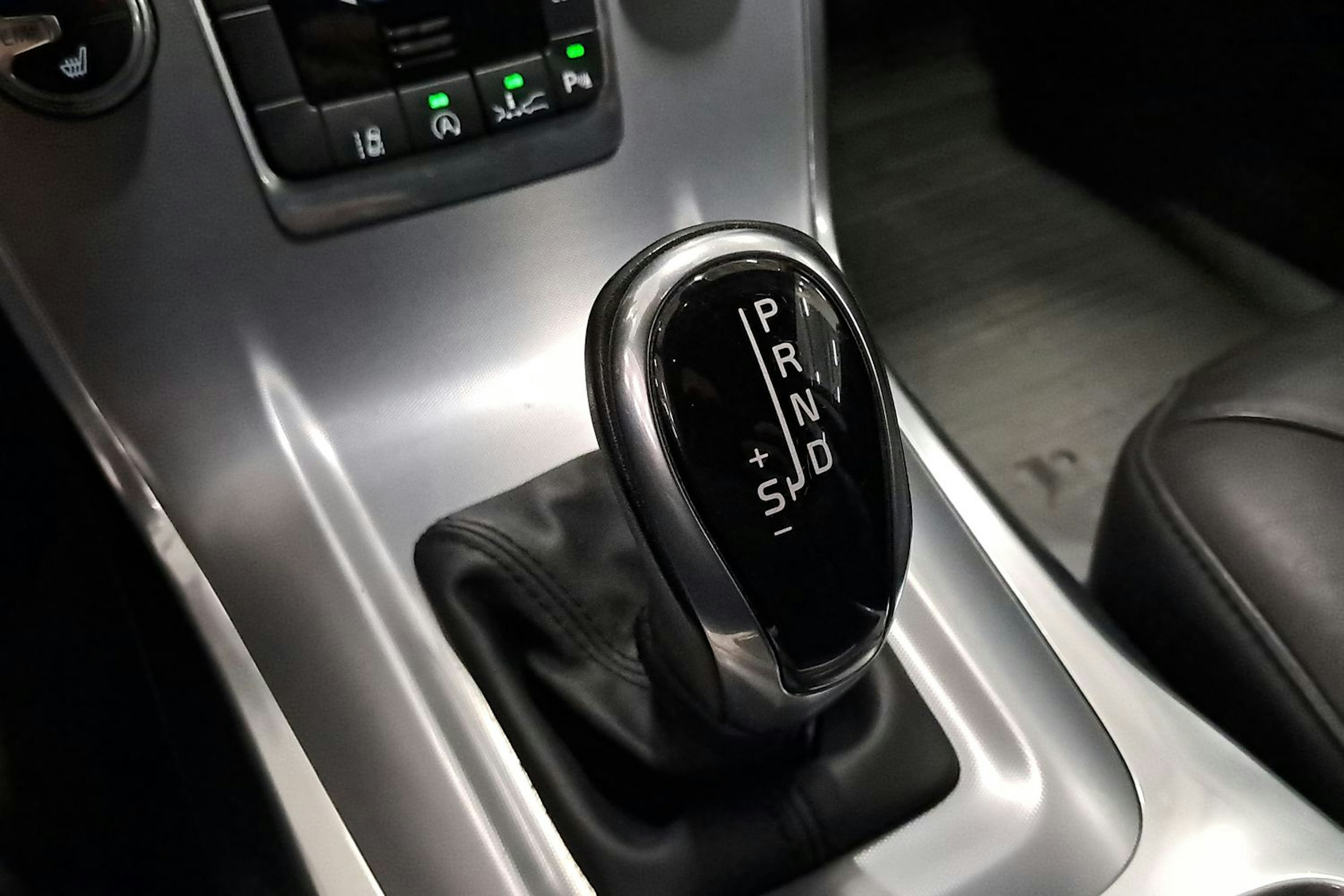 musta Volvo V70 2016 kuva 28.