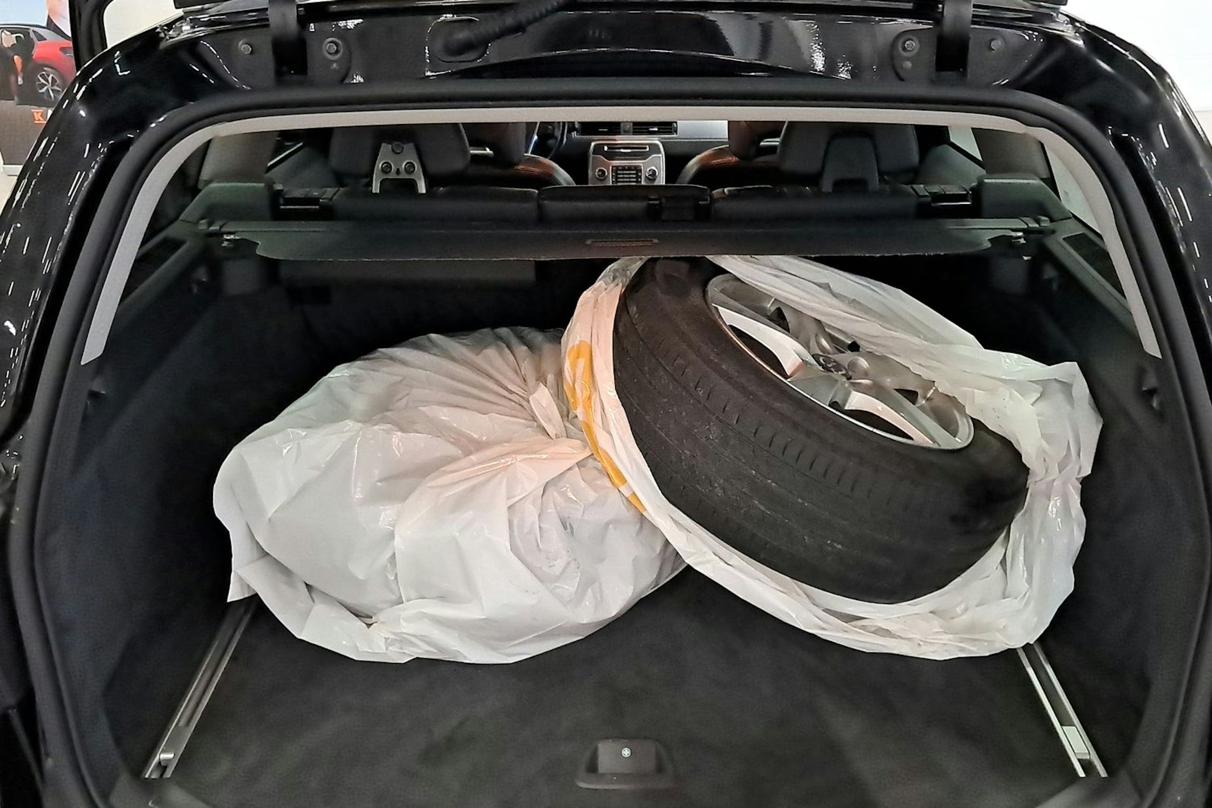 musta Volvo V70 2016 kuva 31.