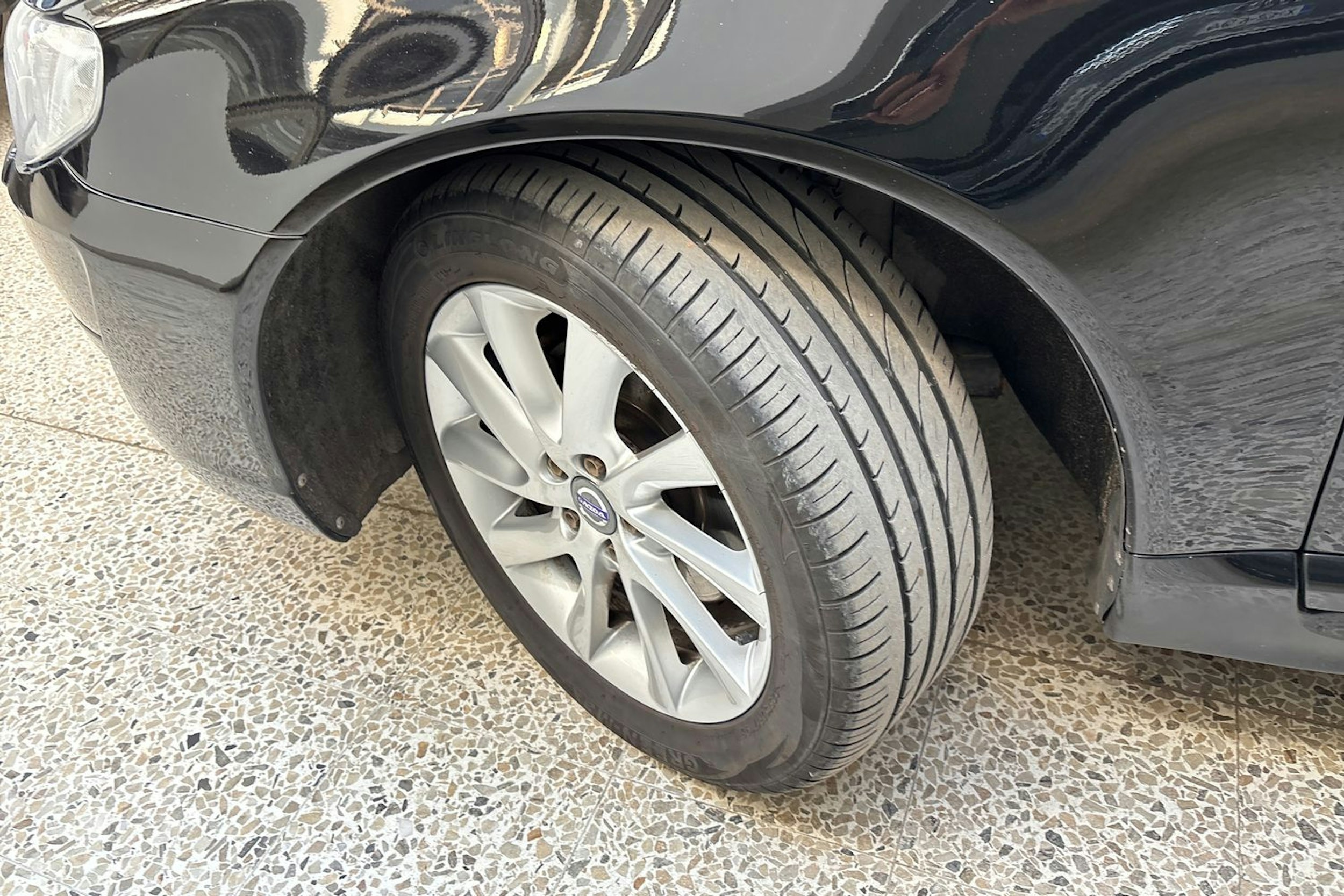 musta Volvo V70 2016 kuva 13.