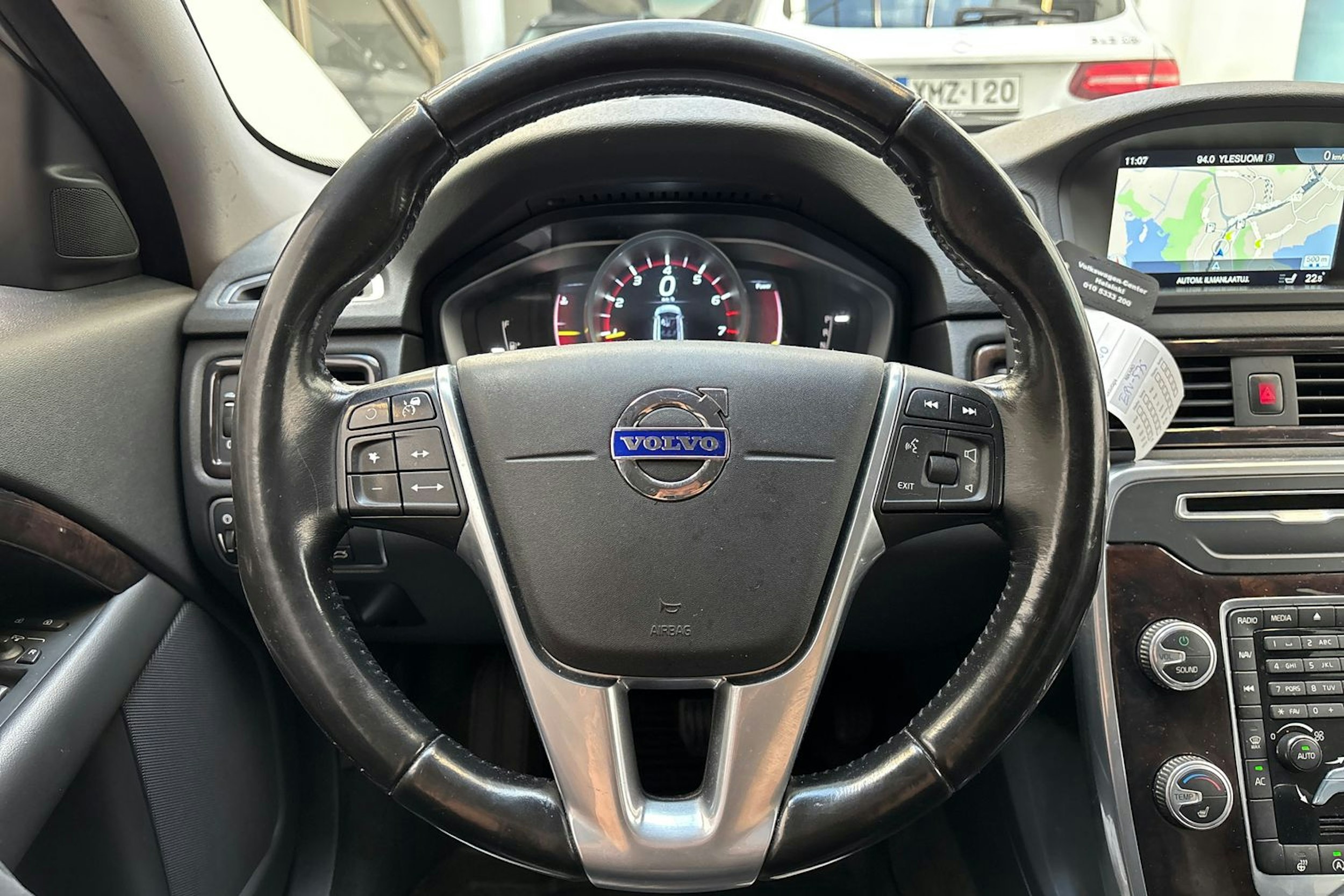 musta Volvo V70 2016 kuva 18.