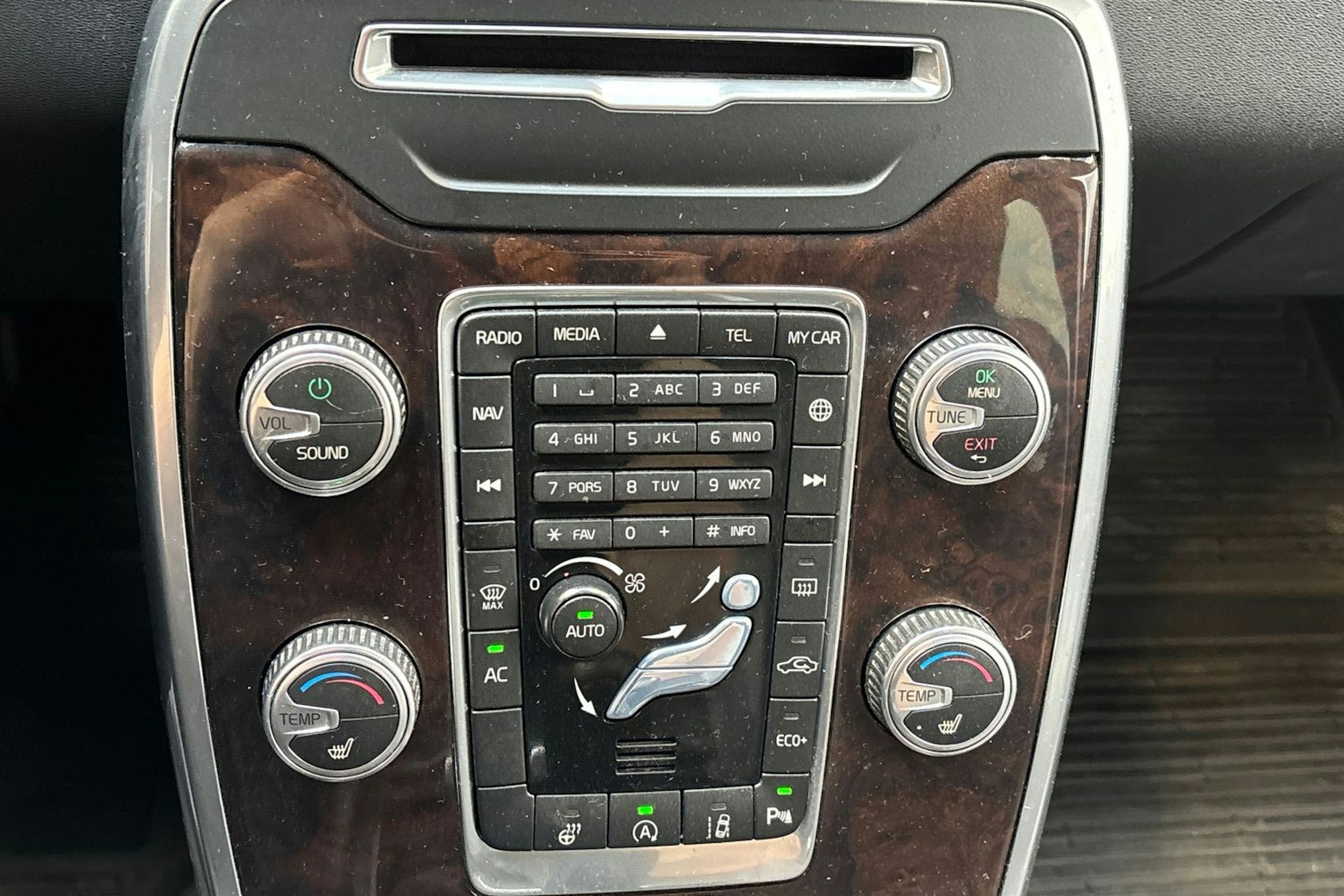 musta Volvo V70 2016 kuva 24.