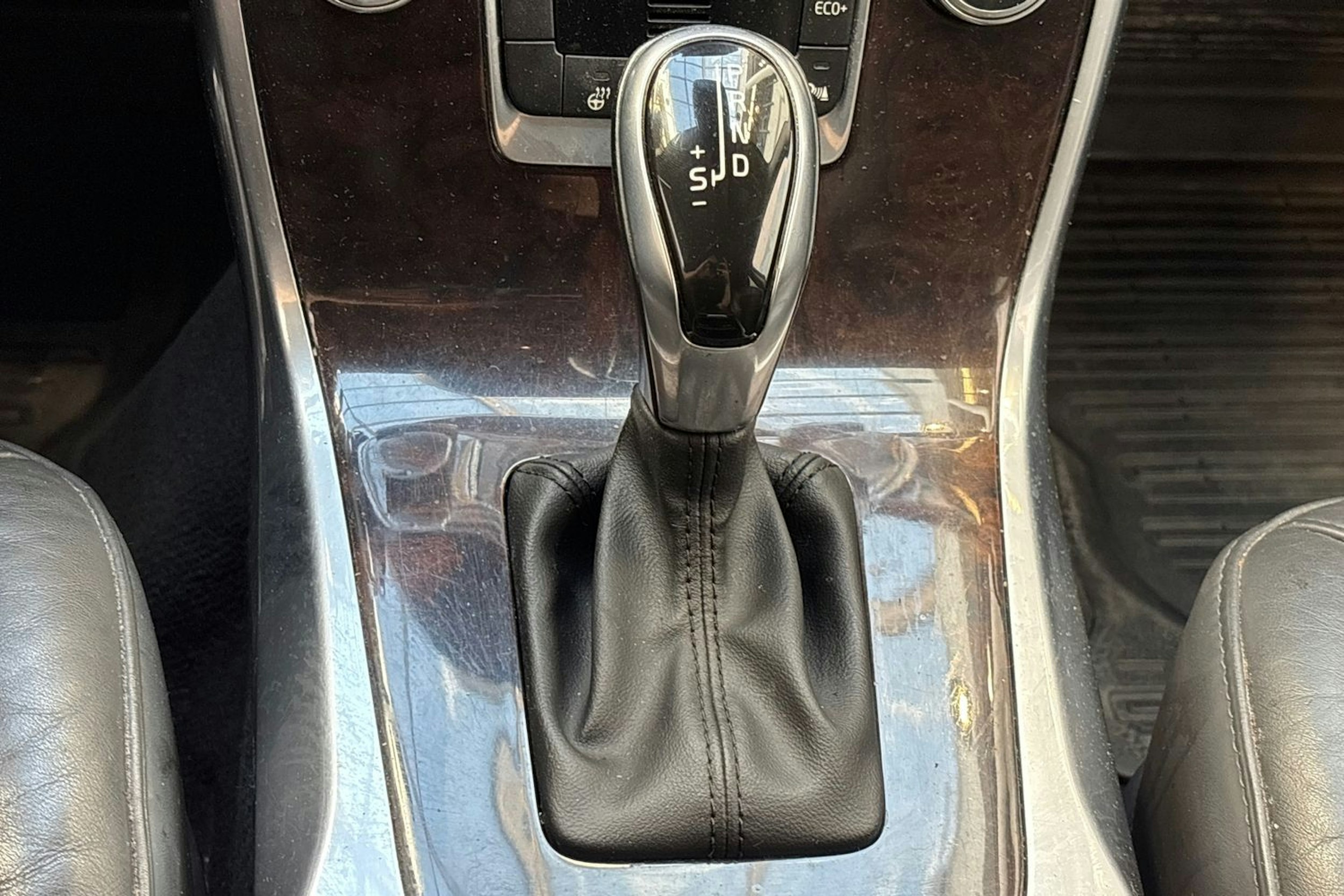 musta Volvo V70 2016 kuva 25.