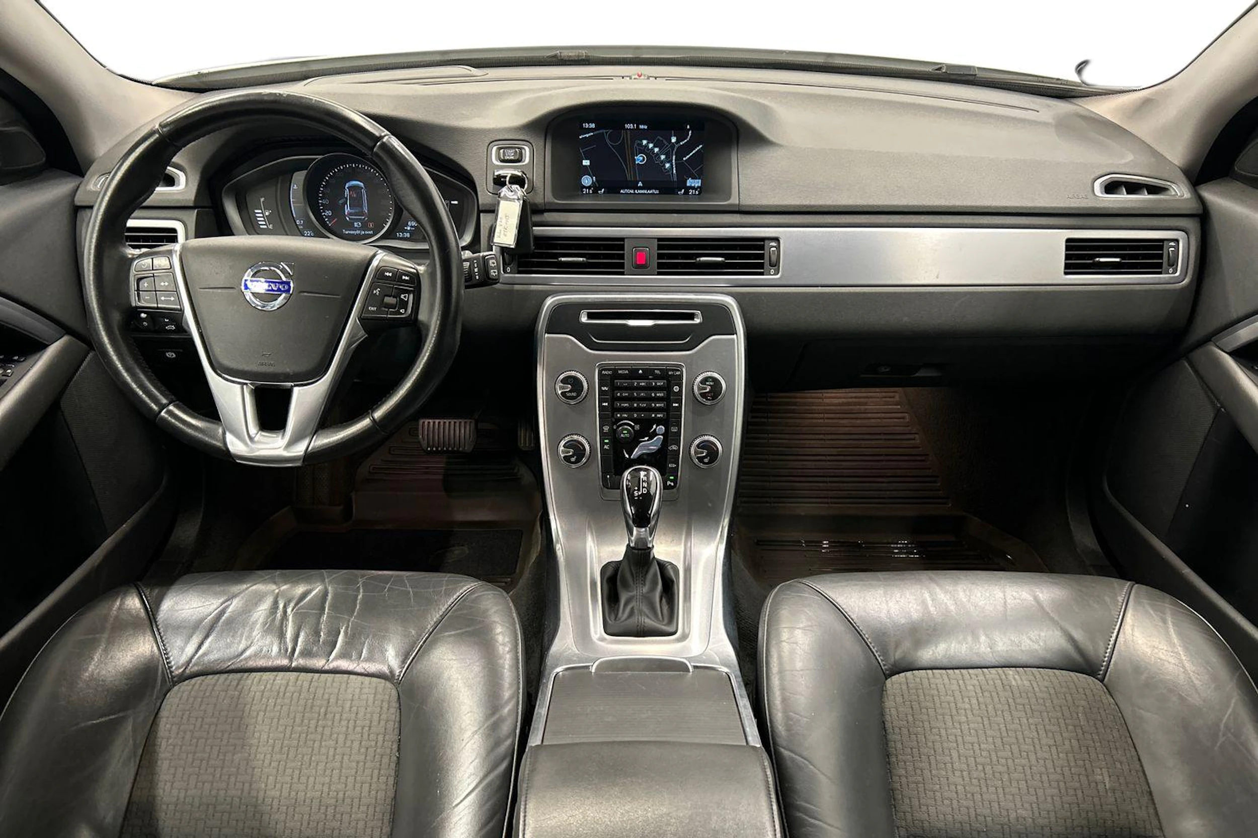 valkoinen Volvo V70 2016 kuva 7.
