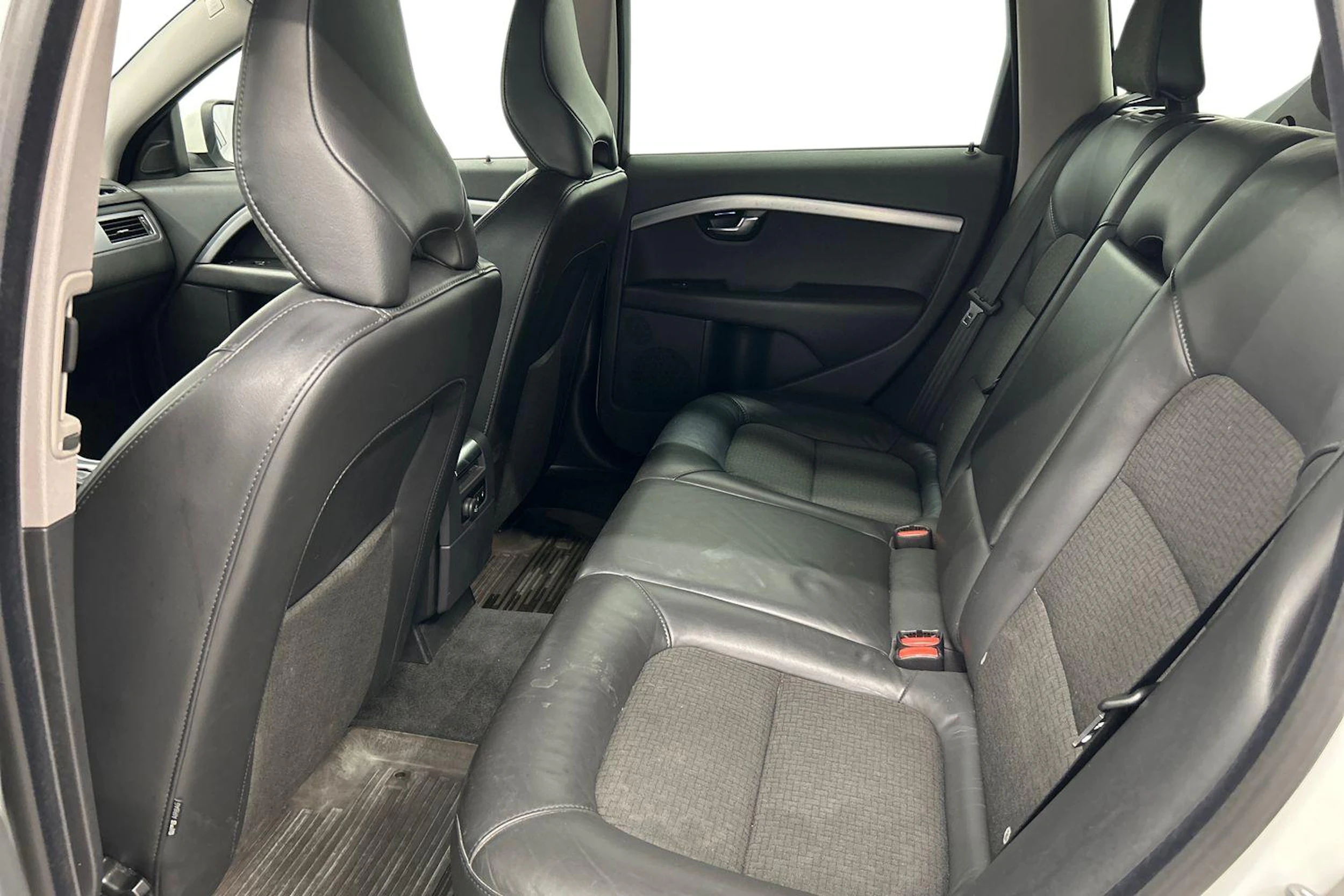 valkoinen Volvo V70 2016 kuva 8.