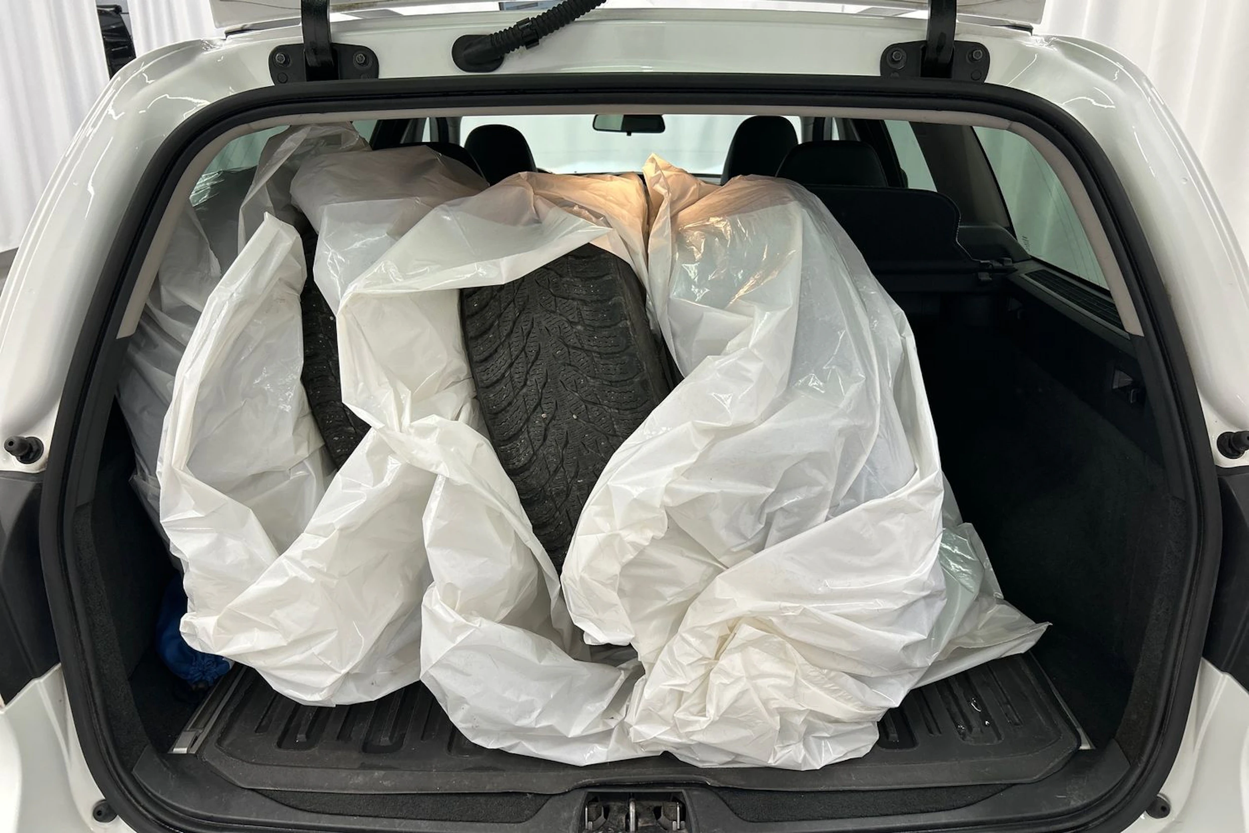 valkoinen Volvo V70 2016 kuva 11.