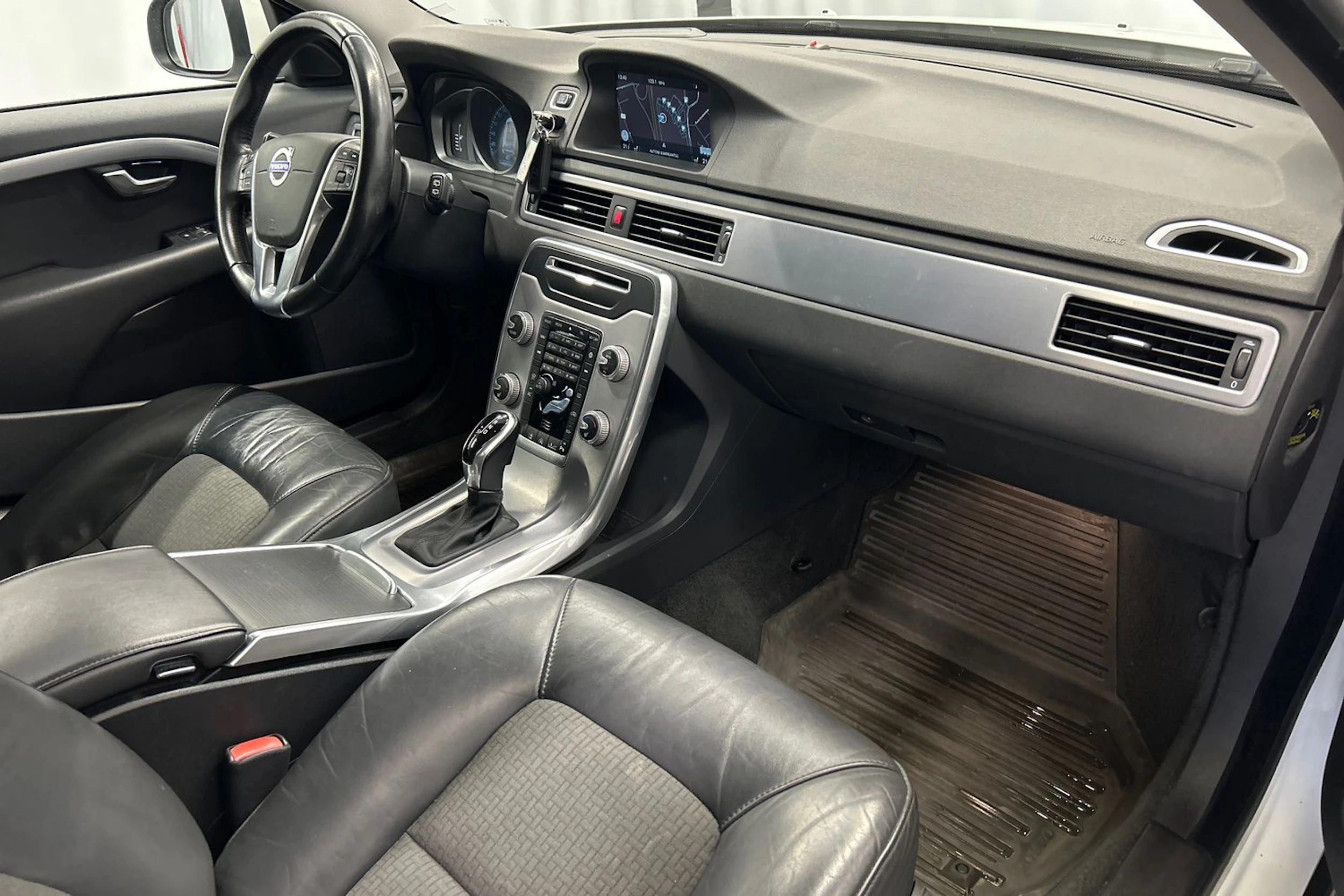 valkoinen Volvo V70 2016 kuva 15.