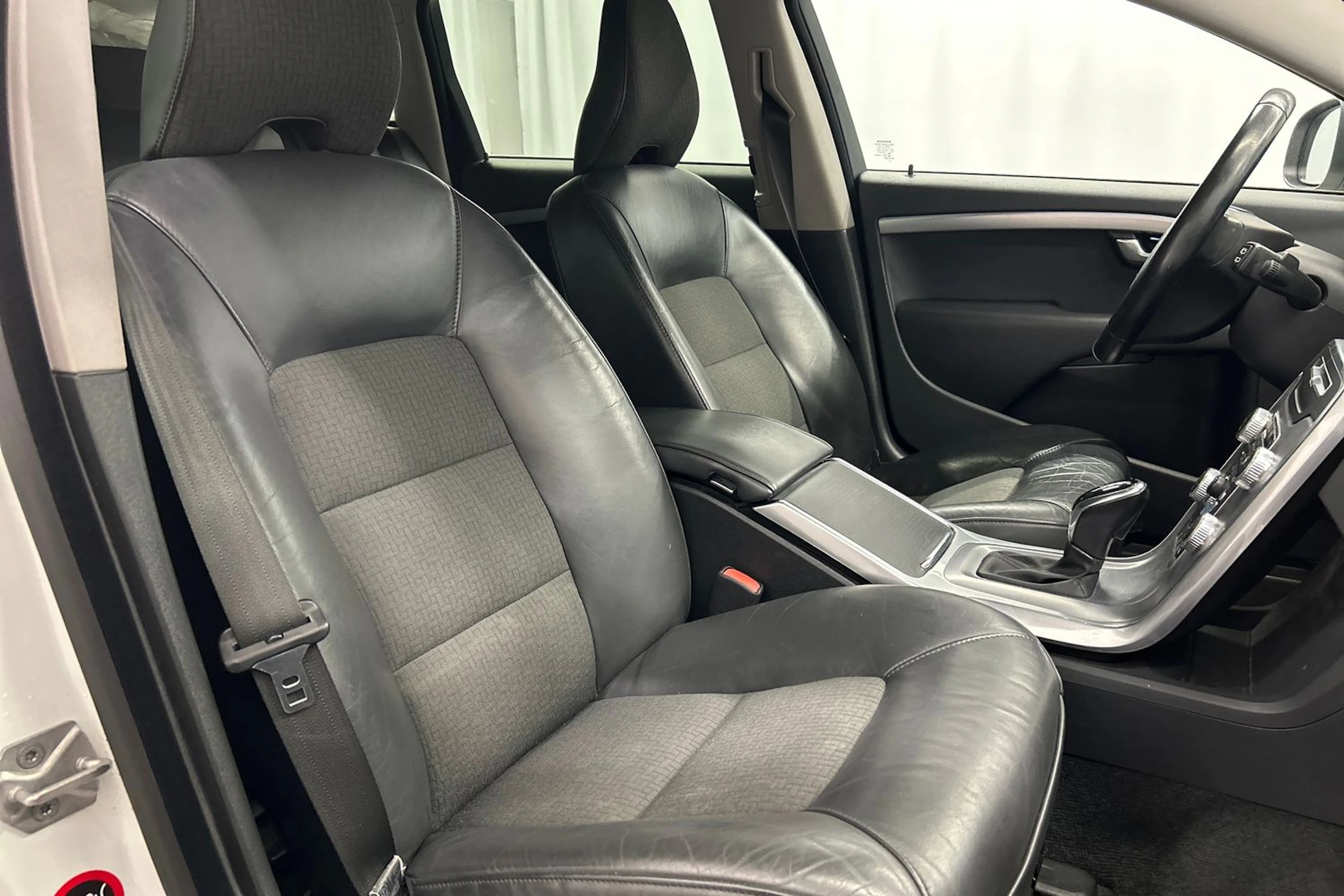 valkoinen Volvo V70 2016 kuva 16.