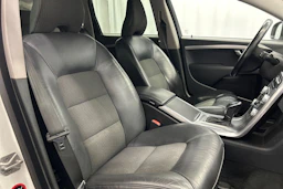valkoinen Volvo V70 2016 kuva 16.