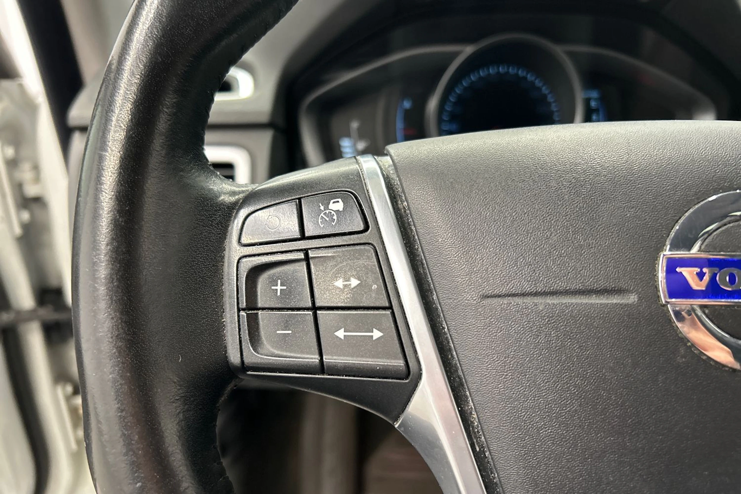 valkoinen Volvo V70 2016 kuva 18.