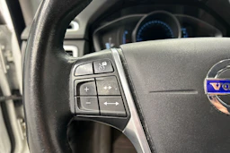 valkoinen Volvo V70 2016 kuva 18.