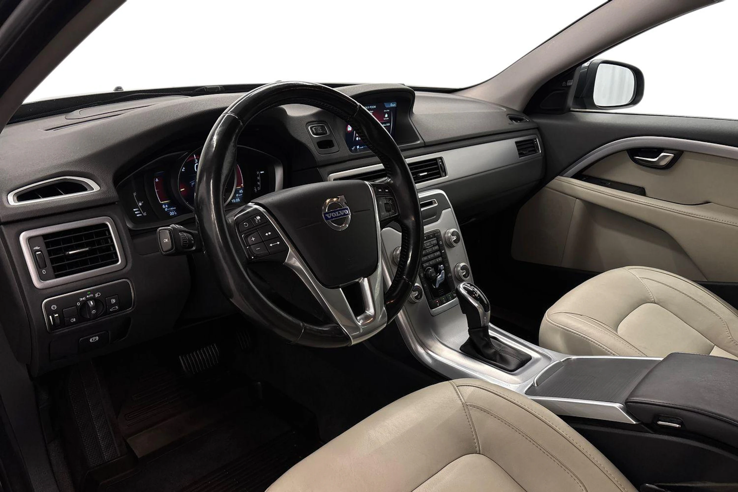 harmaa Volvo V70 2016 kuva 7.