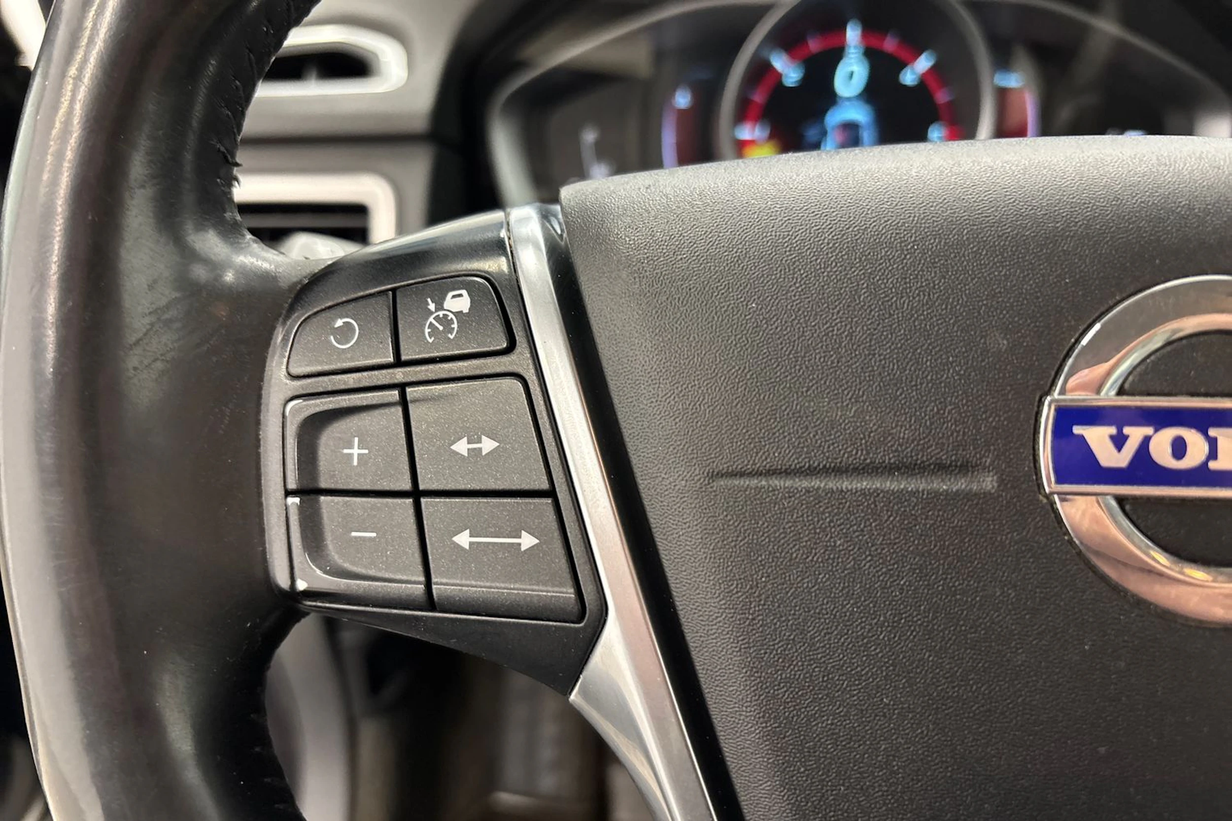 harmaa Volvo V70 2016 kuva 11.