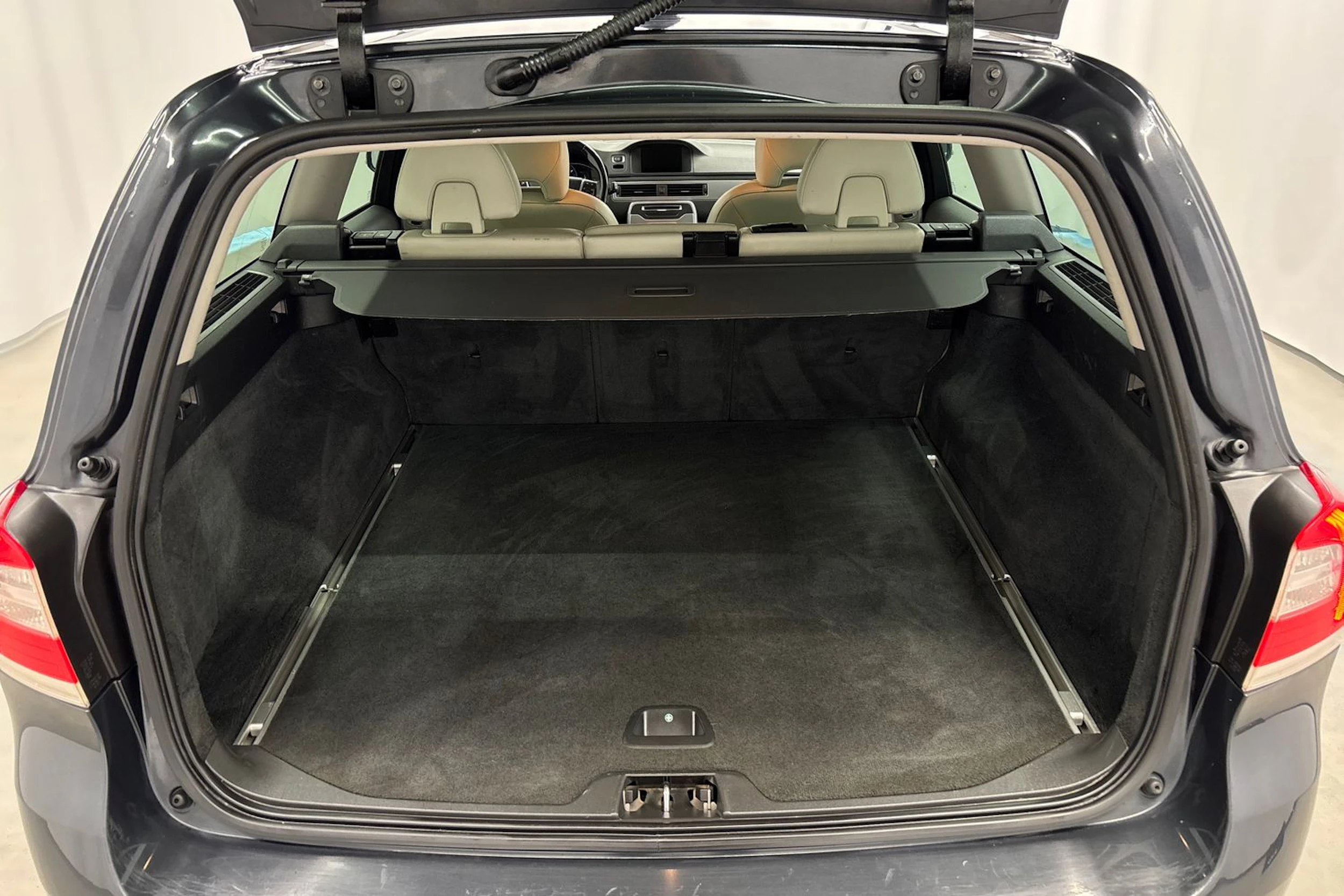 harmaa Volvo V70 2016 kuva 23.