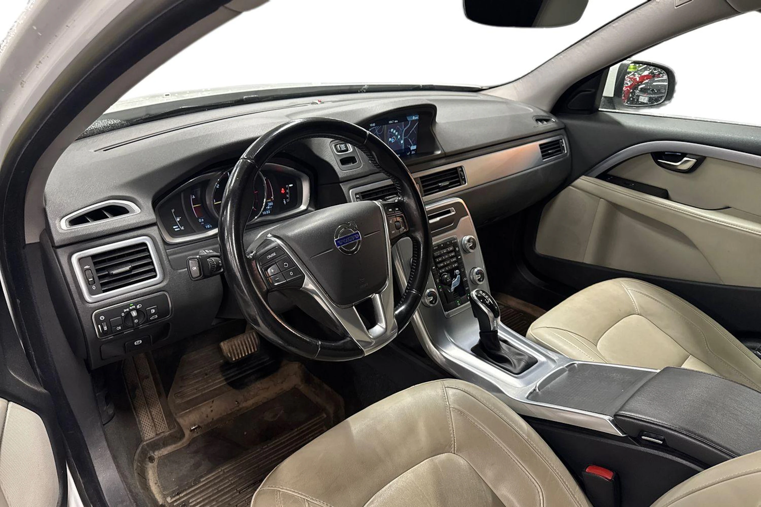 valkoinen Volvo V70 2016 kuva 3.