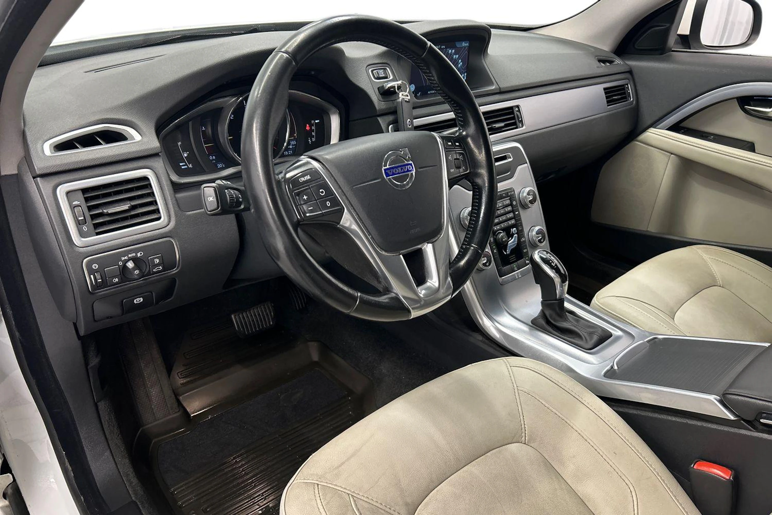 valkoinen Volvo V70 2016 kuva 6.