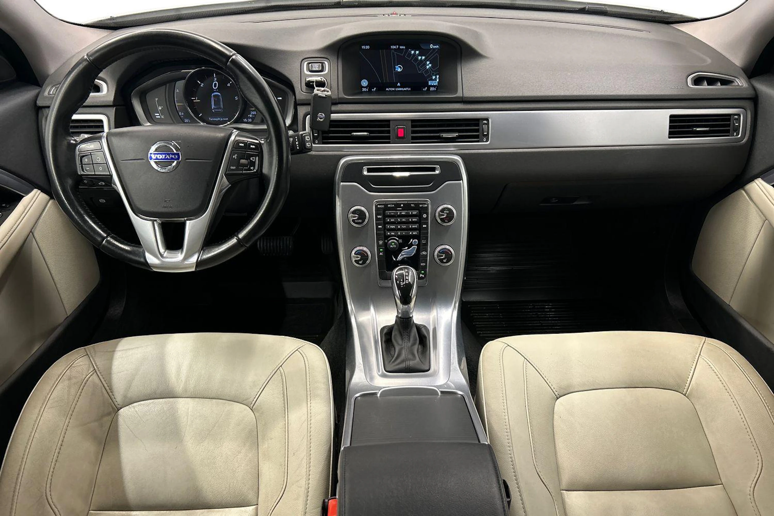 valkoinen Volvo V70 2016 kuva 7.