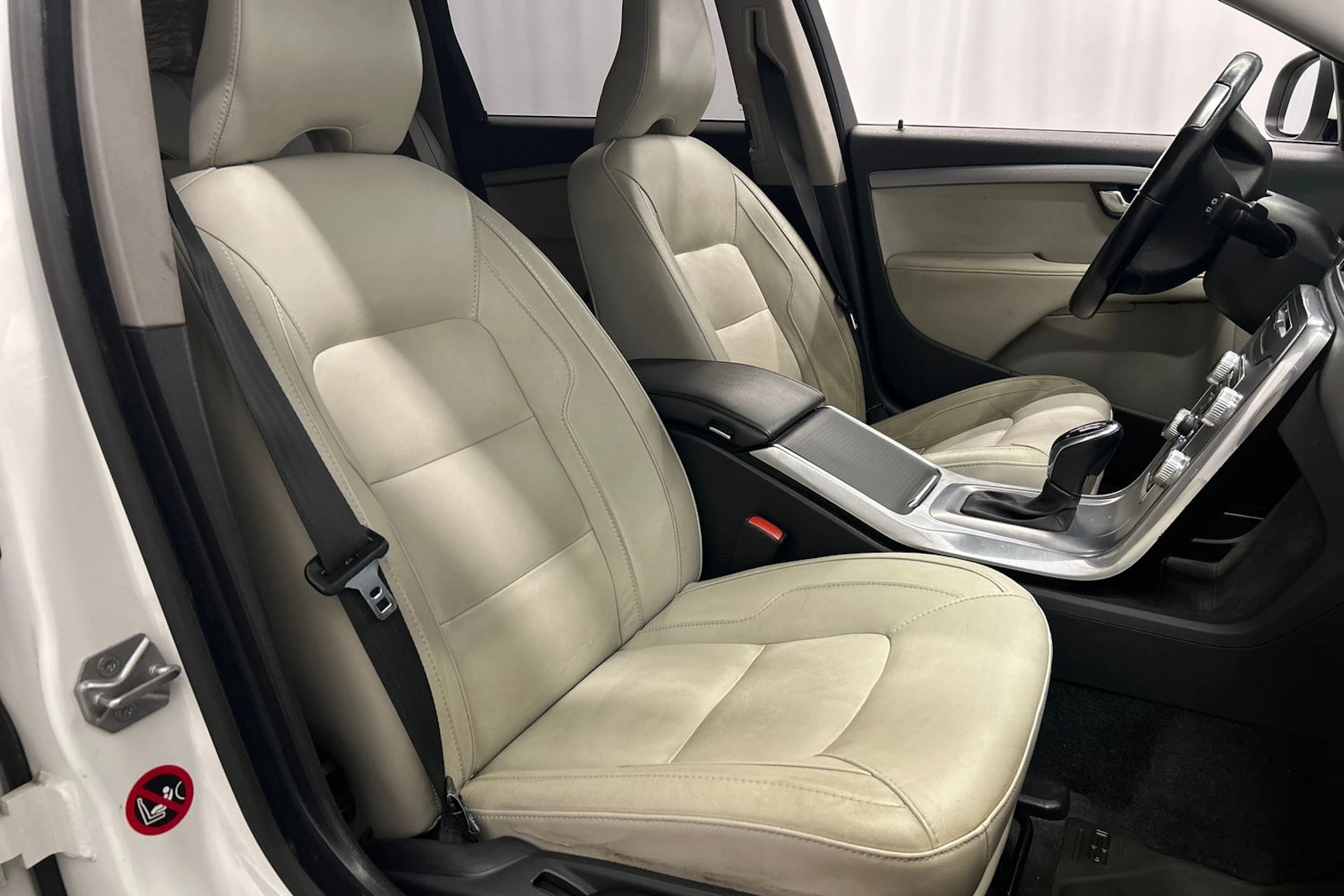 valkoinen Volvo V70 2016 kuva 11.