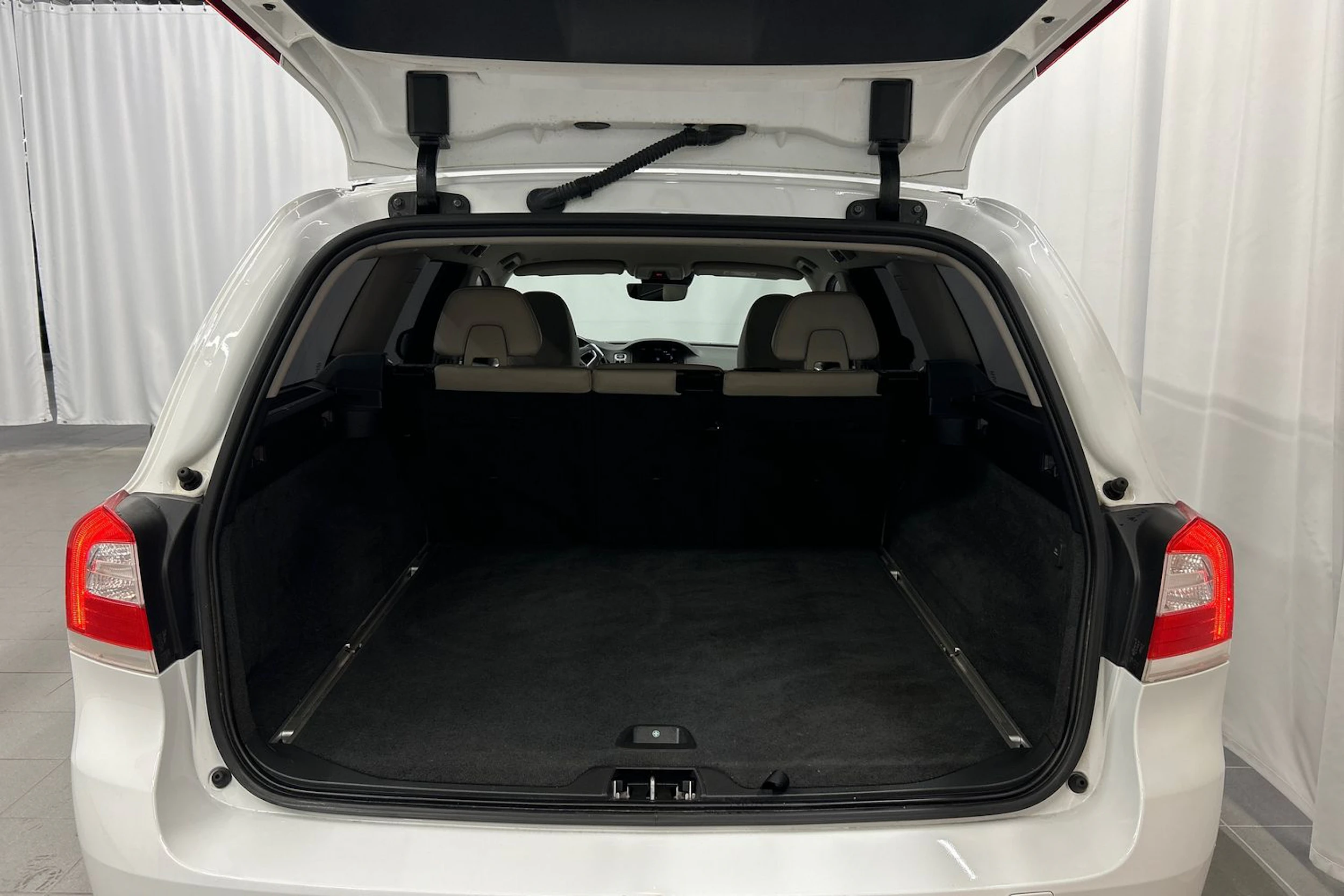 valkoinen Volvo V70 2016 kuva 12.