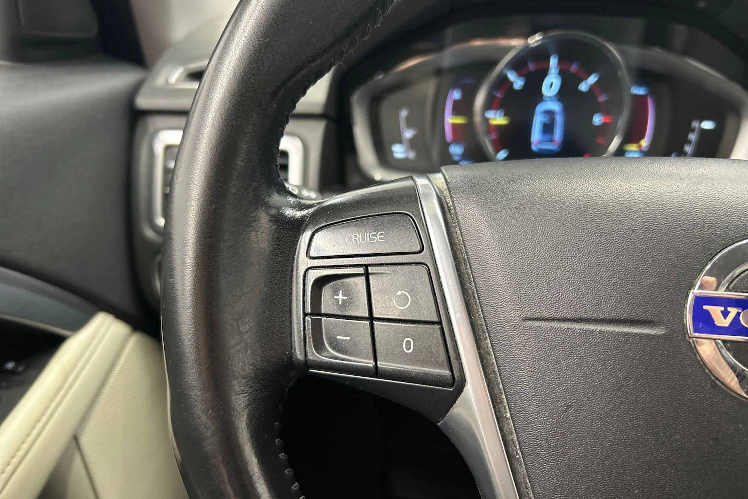 valkoinen Volvo V70 2016 kuva 17.